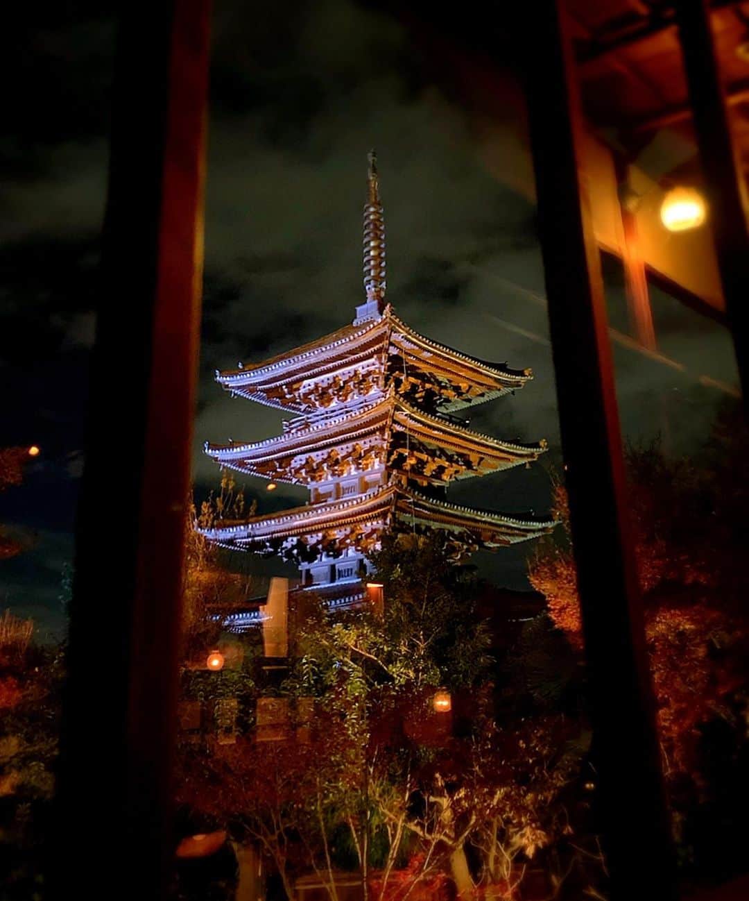 百合華さんのインスタグラム写真 - (百合華Instagram)「京都高台寺にあるイタリアン『THE SODOH HIGASHIYAMA KYOTO』にて紅葉ディナータイム②🍽💕  京都の風情を感じられる優美な佇まいの日本家屋レストランの窓側席で、ライトアップされた八坂の塔を眺めながらイタリアンディナーを愉しむ事が出来ました💖  #八坂の塔  #japan #日本 #kyoto  #京都 #高台寺 #thesoudouhigashiyama  #ザソウドウ東山京都  #窓側席  #お気に入りの場所  #八坂の塔ライトアップ  #八坂の塔を眺めながら  #夜景 #dinnertime  #ディナータイム #紅葉 #秋」12月10日 17時25分 - yurika.lovelily