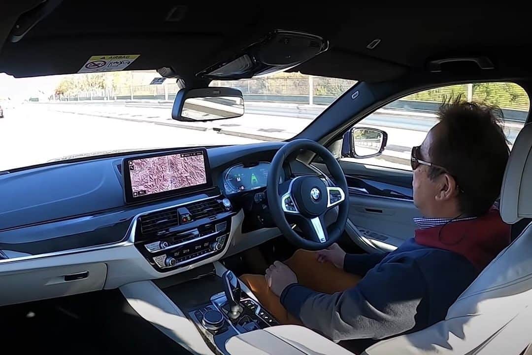 のインスタグラム：「モータージャーナリスト 清水和夫氏による試乗インプレッション動画が公開中。  ニューBMW 5シリーズを、ワインディングロードとハイウェイを中心に清水氏がインプレッション。 新時代のプレミアム・セダンにふさわしい、上質さとスポーティネスを兼ね備えた走りと、BMWが日本で初めて導入した先進テクノロジー、高速道路渋滞時ハンズ・オフ・アシスト機能など魅力の数々をご紹介します。  動画は、StartYourEnginesXのYoutubeチャンネルよりご覧下さい。  #THE5 #BMW #BMWJapan #駆けぬける歓び」