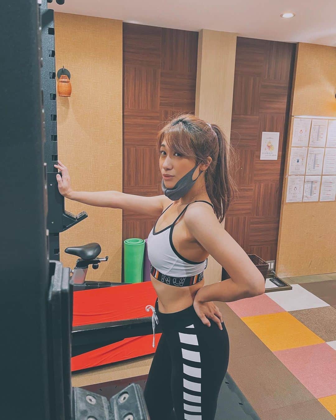 片桐舞子のインスタグラム：「🆆🅾︎🆁🅺🅾︎🆄🆃♥︎  蟹歩きのやつね 動きは地味すぎるのにね 4往復目くらいから辛すぎて 笑っちゃうパターン😂 （動画見たらずっと笑ってて引いたよ私）  これ、すごいヒップに効くので 女の子におすすめトレです✔︎✔︎✔︎  実は体重停滞期でして 毎朝「減らない、なんなら増えてる🥲」 ってことが続いてるのね  サロン @lesanges_sands で 食事も見てもらってるので 脂肪燃焼系のメニューを取り入れるとか 色々と相談してます🍚  ダイエットしてる皆さんいたら 一緒にがんばろーね♡︎ オススメダイエットメニューあったら 教えてねー♡︎  12/25クリスマスライブまでに 可能なら 12/22のソロクリスマスあたりには もうちょい絞りたいのです🎄💕  #くびれがほしい#お尻もほしい#しなやかな筋肉づくり#エストレ#エストレボディー#ダイエット#トレーニング女子#くびれ作り #ヒップアップトレ #パーソナルトレーニングジム#ジェニファーロペスを見習いたい#50歳でも踊り続けられるカラダ#ほんと美しい#workoutgirl」