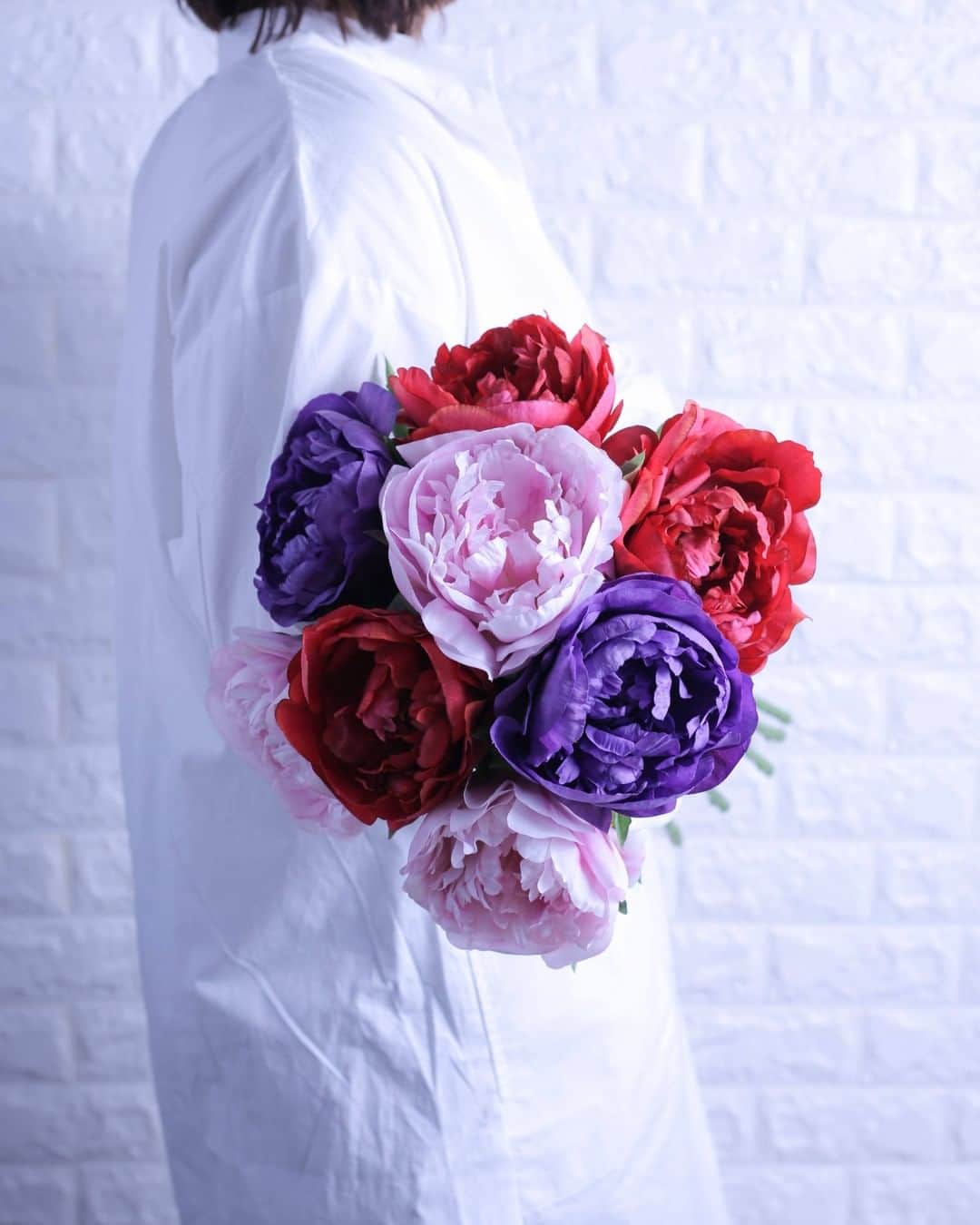 東京堂アーティフィシャルフラワーMAGIQのインスタグラム：「・ 【アーティフィシャルで季節を迎える】 ～Ｗinter Color Flower＊New Year (ウィンターカラーフラワー＊新春） ～ ・  FM2707-2.3.17　プレジールピオニー ・ 【ハッピーニューイヤー！🌄キャンペーン】開催中！ 期間:2020年12月8日(火)〜2021年1月3日(日) 入賞→ ６名 発表→ 1月7日(木) 、8日（金） ・ ●テーマ 【新春(お正月)🎍】の写真を投稿してください。 ・ 応募は簡単！ 以下参加方法にて、どなたでも参加OKです。 ◎参加方法 ① @magiq.jp をフォロー ② #magiq新春2021 をタグ付けて投稿して下さい！ ・ 皆さまのご参加をお待ちしております！！ ・ #MAGIQ #MAGIQのある暮らし #TOKYODO #東京堂 #アーティフィシャルフラワー #アーティフィシャル #アートフラワー #造花  #フェイクフラワー  #フェイクグリーン #花 #花のある暮らし #花のある生活 #花好きな人と繋がりたい #花を飾る #インテリア #インテリアフラワー  #フラワーデザイン #フラワーアレンジメント #フラワーアレンジ #アレンジメント #artificial #artificialflower #flowerofinstagram #flowersoninstagram #花藝 #꽃스타그램 #조화 #新春」