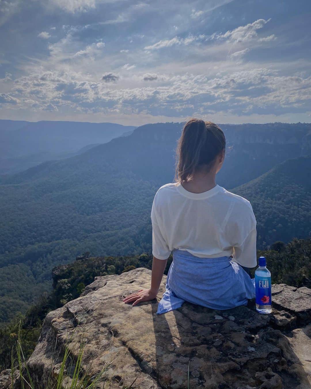 松田詩野さんのインスタグラム写真 - (松田詩野Instagram)「これはブルーマウンテンに行った時💞💧上まで車で登れたこは秘密🧚🏻‍♀️⛰笑 いい景色と綺麗な空気でいっぱいだった！ @fijiwaterjapan @fijiwater #fijiwater #lifewithfijiwater #フィジーウォーター #bluemountains #ブルーマウンテン #australia #beautiful #mountains」12月10日 17時31分 - shinomatsuda