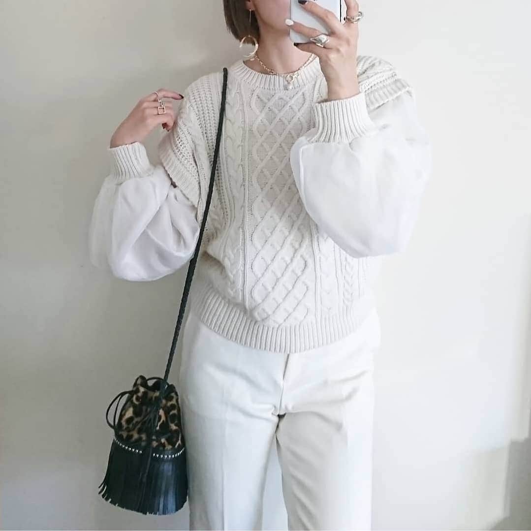のインスタグラム：「. オーガンジーのボリュームスリーブが可愛いニットをメインでワントーンコーデ🖤 . tops @fifth_store  #fifth →60%off #オーガンジードッキングケーブルニット  bottom…#plst bag…#jandmdavidson #celine  accessory…#rimiii . #fashion#instafashion #knit#fifthtl #フィフス#ボリュームスリーブ#秋コーデ #ニットコーデ#カジュアル#高身長コーデ #ワントーン#ワントーンコーデ#ホワイトコーデ#大人カジュアル#ママコーデ#大人可愛い#冬コーデ#セリーヌバッグ#ジェイアンドエムデヴィッドソン #レオパード#リムイー#大人アクセサリー#locari」