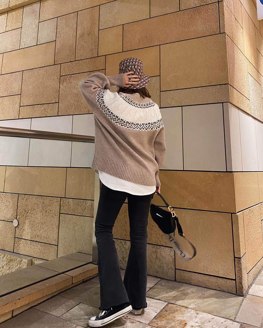 のインスタグラム：「こないだのアウターの中に着てたニット🧶﻿ ﻿ もちっとした質感の糸で﻿ しっかりめに目を詰めて編んでる﻿ 暖か〜いニット♡﻿ ﻿ 柄が可愛いので、﻿ これ着るだけでコーデがオシャレに﻿ 見えるからめっちゃ使えるよん🥰﻿ ﻿ ニットに白T合わせるBOYSぽい﻿ 着こなし方が好きーーー◎﻿ ﻿ —————————————————﻿ コーデ詳細は @mercuryduo_chizuru ﻿ TOPのURLからチェックしてね✔」