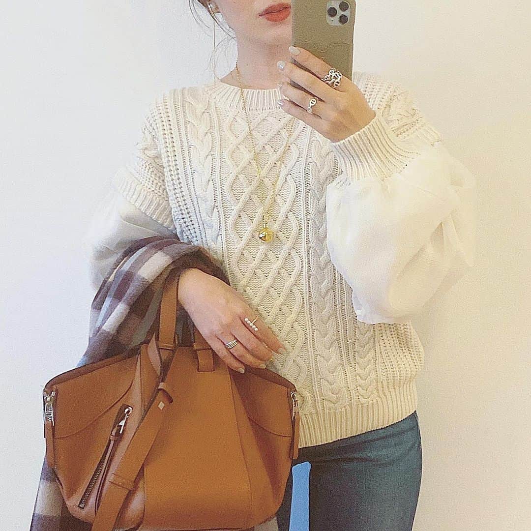 ryokoさんのインスタグラム写真 - (ryokoInstagram)「𝒸ℴℴ𝓇𝒹𝒾𝓃𝒶𝓉ℯ ☁︎𓂅 袖部分に透け感のあるオーガンジー素材がドッキングされたニット♡シアー素材とニットの組み合わせが新鮮で可愛い☺︎一枚でもシンプルになりすぎず華やか👏🏻✨ ． ． 𝑘𝑛𝑖𝑡 @fifth_store ↪︎ #オーガンジードッキングケーブルニット ☑︎60 %offクーポンでてましたよー♡ ． ． ． #fifth #fifthtl #フィフス #カジュアル #ニット #低身長コーデ #ママコーデ #ニットコーデ #冬コーデ #fashion #code #knit」12月10日 17時33分 - ry.0123