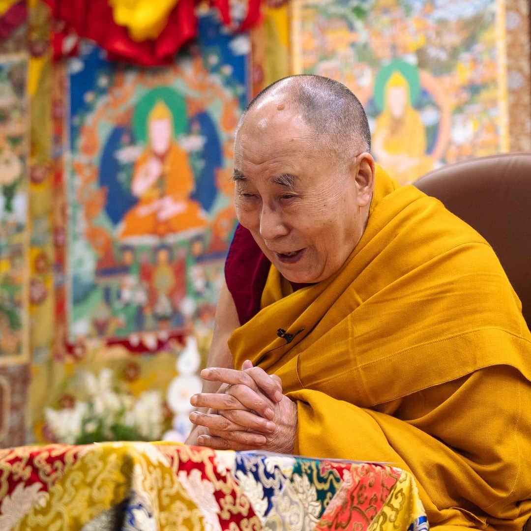 ダライ・ラマ14世さんのインスタグラム写真 - (ダライ・ラマ14世Instagram)「HHDL enjoys a light moment during teachings he was giving over the internet from his residence on December 10, 2020. Photo by Tenzin Jamphel #dalailama」12月10日 17時35分 - dalailama