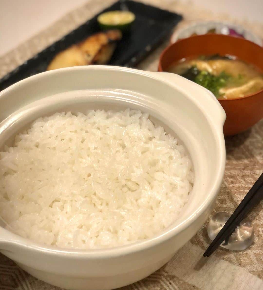 宮司愛海さんのインスタグラム写真 - (宮司愛海Instagram)「一人用土鍋メニュー🍚  豚バラと白菜のミルフィーユ鍋は、顆粒だしと酒・白だし少々の薄味に。 味変でゆず風味のポン酢をかけていただきました。  土鍋で炊いたご飯は大成功！ つやつやもっちりでとてもおいしかったです〜！ おこげもうまくできました◎ お供は銀鱈とお漬物、油揚げとわかめのお味噌汁です。  #おうちごはん #自炊 #土鍋 #ミルフィーユ鍋 #冬メニュー」12月10日 17時46分 - manami_miyaji