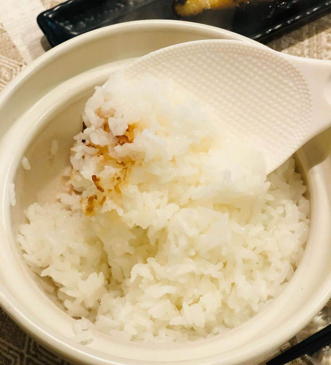 宮司愛海さんのインスタグラム写真 - (宮司愛海Instagram)「一人用土鍋メニュー🍚  豚バラと白菜のミルフィーユ鍋は、顆粒だしと酒・白だし少々の薄味に。 味変でゆず風味のポン酢をかけていただきました。  土鍋で炊いたご飯は大成功！ つやつやもっちりでとてもおいしかったです〜！ おこげもうまくできました◎ お供は銀鱈とお漬物、油揚げとわかめのお味噌汁です。  #おうちごはん #自炊 #土鍋 #ミルフィーユ鍋 #冬メニュー」12月10日 17時46分 - manami_miyaji