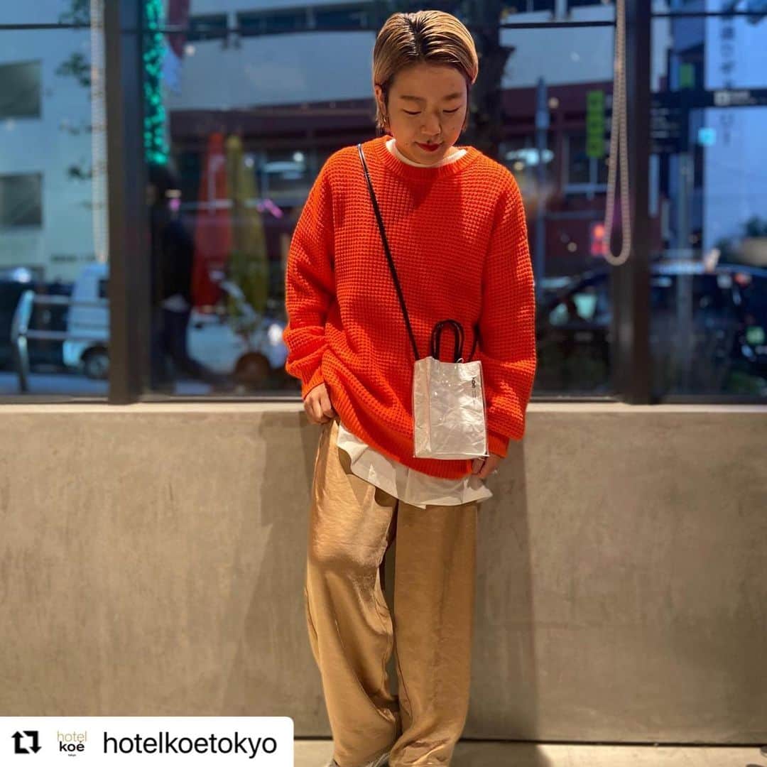 コエのインスタグラム：「#Repost @hotelkoetokyo ・・・ ワッフルニットプルオーバー .  ぬくぬくな空気を逃がさない サイズもカラーも気の向くままに 忙しい朝でも、即お洒落に決まる万能ワッフルニット  koeが自信をもってお届けする８色展開の豊富なカラバリと選べる３サイズが魅力のワッフルニット。 シンプルでありながら、ドロップショルダーになったオーバーサイズのデザインと今年らしいカラーでがばっと着るだけで即お洒落スタイリングの完成。  ワッフル地なので自然に体との間に空気の層が生まれ、軽い着心地でありながら暖かさも申し分なしです◎  いつでも味方の定番カラーに加え、気分が上がるカラーも豊富にご用意。 ぜひ、この冬の相棒ニットに加えてみてはいかがでしょうか。 .  #koe #outfit #ootd #outfitoftheday #fashion #code #in_fashion #instafashion #2020aw #hotelkoe #ファッション #アパレル #コーディネート #レディースコーデ #冬コーデ #ニット #オレンジ  #ユニセックス #ジェンダーレス #shibuya」