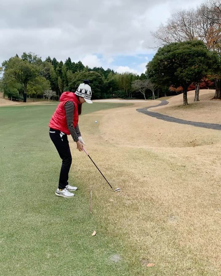 のインスタグラム：「コース練習⛳️ 気が付かないうちに、どんどんズレていく🥺 自分の感覚との差が、、、 全てのショットでアライメントスティックを置いて確認して打つ！ コースの景色に左右されるから凄く大切☝🏻 充実した確認しながらのラウンド⛳️  .  #golf #golfstagram #golfswing #golflife #golfgirl #golfwear #jackbunny #no1grip #ayproject #newbalance #ゴルフ #ゴルフ女子 #ゴルフスイング #ゴルフウェア #ゴルフウェア #ゴルフコーデ #ゴルフスイング動画 #ゴルフ好き #ジャックバニー #ニューバランス」
