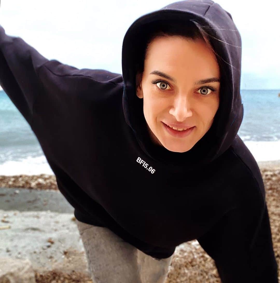 エレーナ・イシンバエワのインスタグラム：「Всем отличного дня! 🤗 ⠀ Have a wonderful day dear friends 🤗 ⠀ #isinbaeva#исинбаева#isinbaevamerch#hoody#худи#делатьдобро#вместемысила」