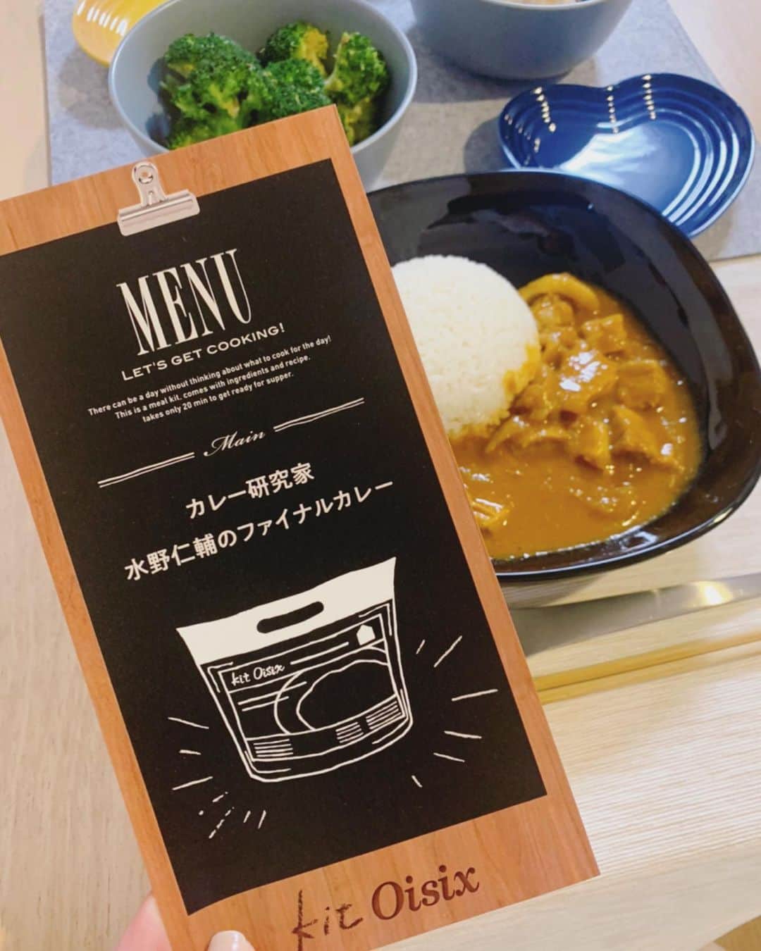 高橋まりなさんのインスタグラム写真 - (高橋まりなInstagram)「. カレー曜日🍛 kitoisixのミールキットで簡単だけど、 本格的なカレーに◊*ﾟ 『水野仁輔のファイナルカレー』 豚バラがどん！と入っていて、 美味しかったな♡ 家でこういう本格的なカレーが作れるのはうれしい😋 大人はチリパウダーをいれて🌶 . . #oisix#kitoisix#ミールキット#オイシックス#kitoisixプレミアムモニター#pr#カレー研究家#水野仁輔#kitoisix秋のプレミアムモニター#おうちごはん#簡単ごはん#時短料理#3きょうだい#ブロッコリーのじゃこ和え#大根ツナサラダ」12月10日 17時44分 - marina._.takahashi