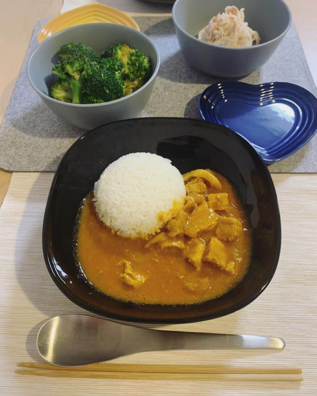 高橋まりなさんのインスタグラム写真 - (高橋まりなInstagram)「. カレー曜日🍛 kitoisixのミールキットで簡単だけど、 本格的なカレーに◊*ﾟ 『水野仁輔のファイナルカレー』 豚バラがどん！と入っていて、 美味しかったな♡ 家でこういう本格的なカレーが作れるのはうれしい😋 大人はチリパウダーをいれて🌶 . . #oisix#kitoisix#ミールキット#オイシックス#kitoisixプレミアムモニター#pr#カレー研究家#水野仁輔#kitoisix秋のプレミアムモニター#おうちごはん#簡単ごはん#時短料理#3きょうだい#ブロッコリーのじゃこ和え#大根ツナサラダ」12月10日 17時44分 - marina._.takahashi