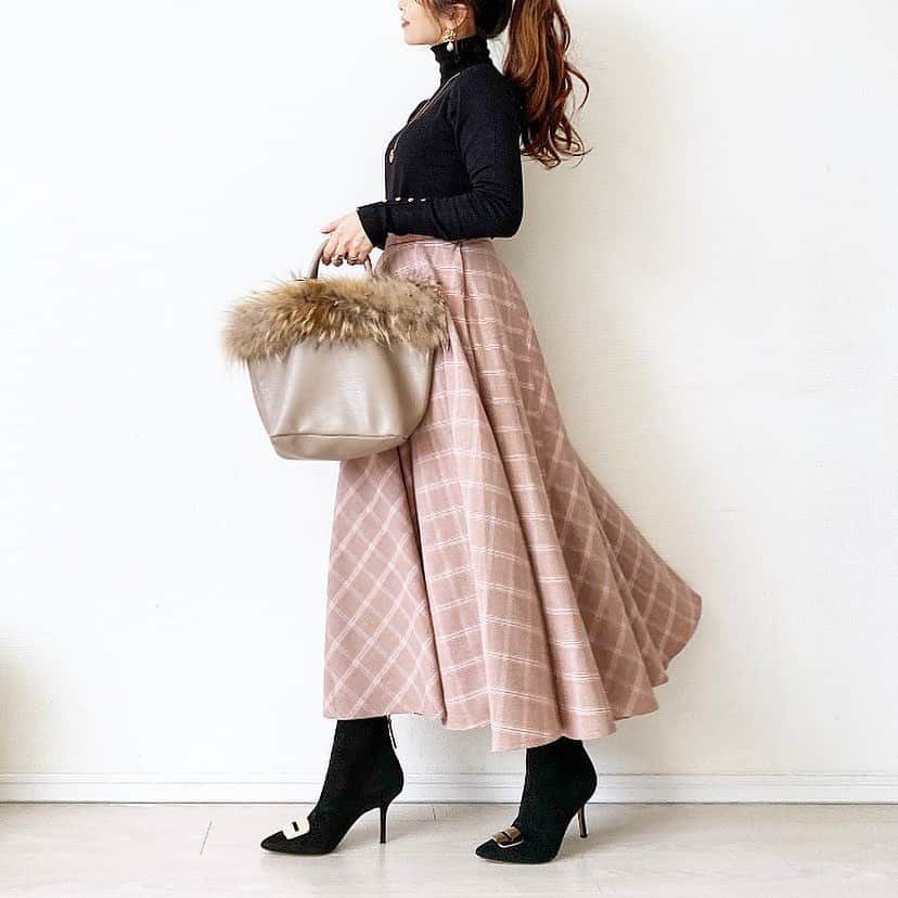 マナさんのインスタグラム写真 - (マナInstagram)「❁︎❁︎❁︎ 大好きボリュームスカート . . .#今日のコーデ  knit #zara  skirt @sylph_official × @rococo39  boots #pellico  bag @zakkabox_  . . .ココちゃんコラボのスカート✧︎ 生地がたーっぷり使われていて、動いた時のフンワリ感が可愛いの🤤💓 勿論、動かなくてもシルエットが可愛い💯 私はピンクのSサイズ着用しているよ！ . . . . . . . . #cocoコラボ  #bonnsylph #ボリュームスカート #ママコーデ #ママファッション #マナママコーデ #おちびコーデ  #おちびの輪 #低身長コーデ #ootd #outfit #mamagirl #locari #小柄コーデ #大人フェミニン #150cm」12月10日 17時55分 - ma_anmi