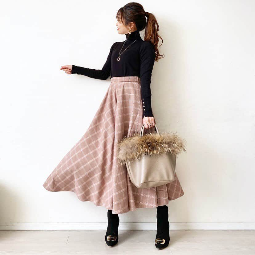 マナさんのインスタグラム写真 - (マナInstagram)「❁︎❁︎❁︎ 大好きボリュームスカート . . .#今日のコーデ  knit #zara  skirt @sylph_official × @rococo39  boots #pellico  bag @zakkabox_  . . .ココちゃんコラボのスカート✧︎ 生地がたーっぷり使われていて、動いた時のフンワリ感が可愛いの🤤💓 勿論、動かなくてもシルエットが可愛い💯 私はピンクのSサイズ着用しているよ！ . . . . . . . . #cocoコラボ  #bonnsylph #ボリュームスカート #ママコーデ #ママファッション #マナママコーデ #おちびコーデ  #おちびの輪 #低身長コーデ #ootd #outfit #mamagirl #locari #小柄コーデ #大人フェミニン #150cm」12月10日 17時55分 - ma_anmi