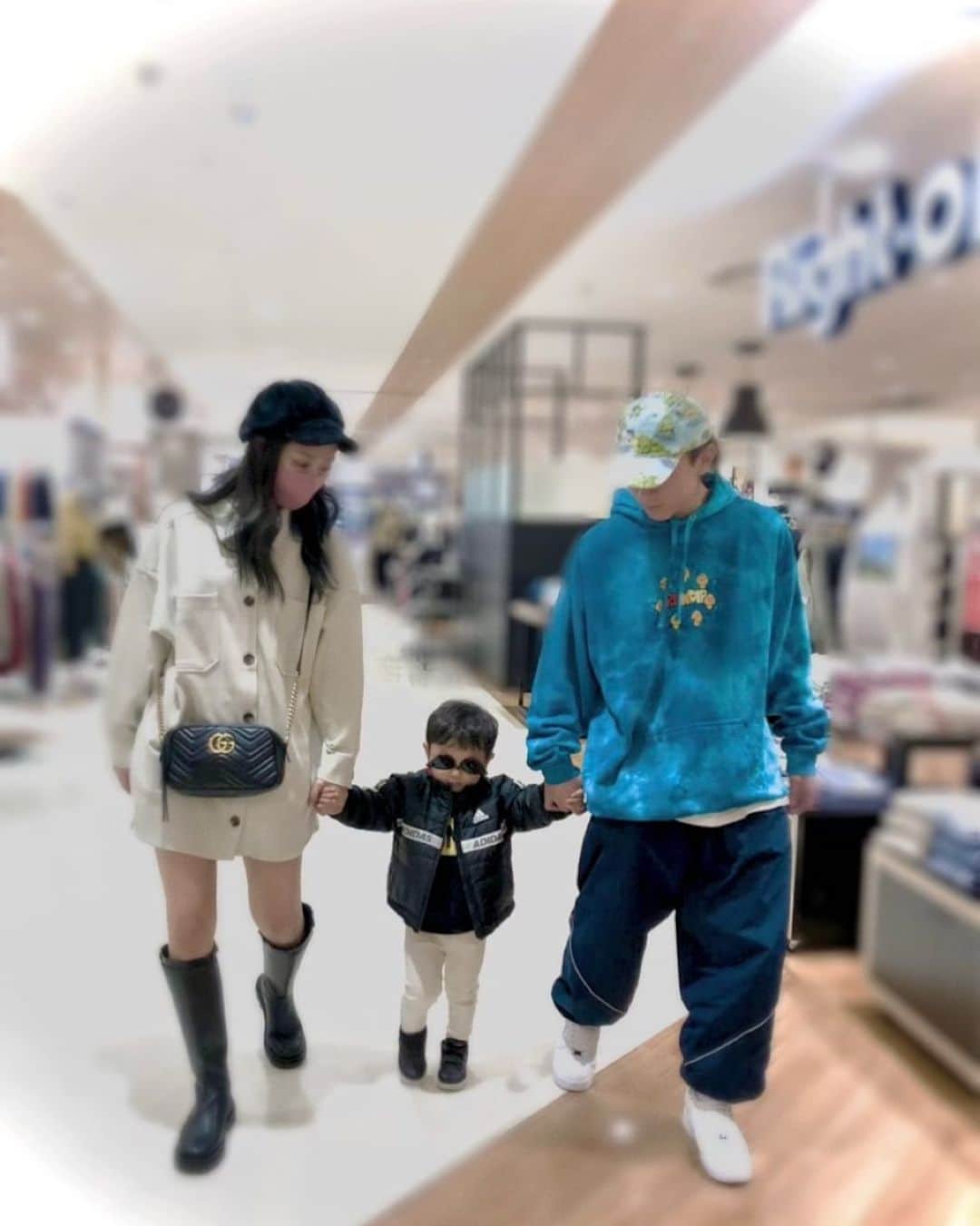 大矢ひな（ヒナ）のインスタグラム：「鼻が低いのでサングラス 逆向きにはめてる楓くんです😎💓 ． ． ． #甥っ子#弟#姉弟#デート」