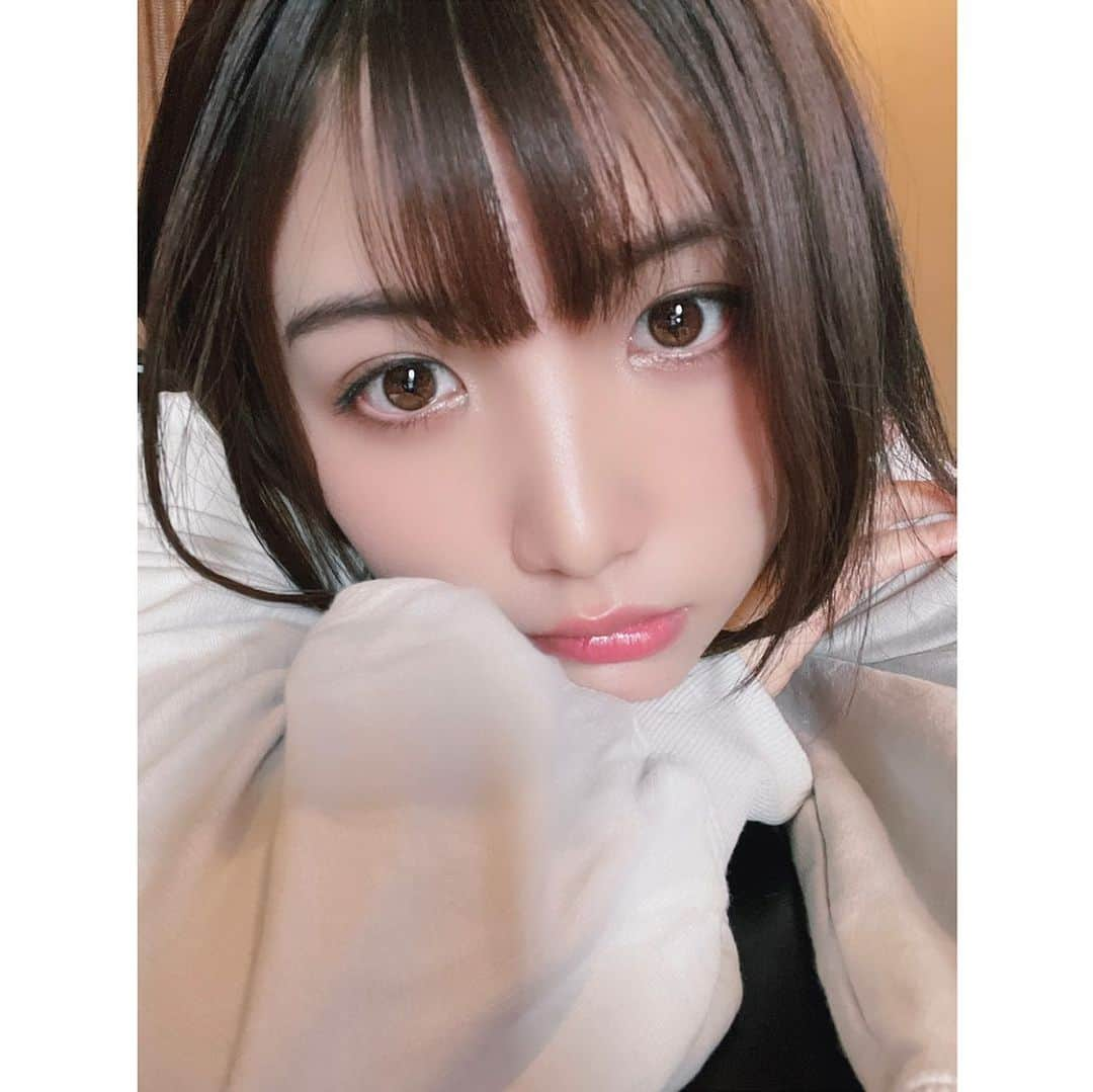 岡畑雛生のインスタグラム：「久々投稿かな😳  新しいコスメちゃんで メイクしたよ🍑🍑  #haircolor #haircut #hairsalon  #makeup #メイク #portraitphotography #instagood #ショートヘア #冬メイク #ヘアスタイル #instalove #instafollow #mac #l4l  #f4f  #hairmodel#岡畑雛生#shorthair #shortcut」