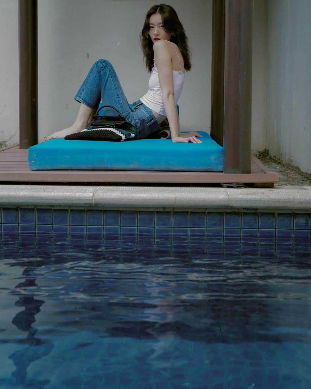 リウ・ウェンのインスタグラム：「Poolside in December」