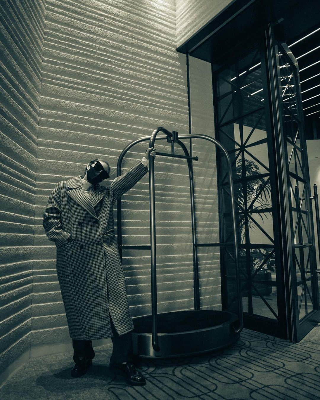 MARISのインスタグラム：「Highly recommend 🏷especially for my foreigner friends when you visit to Tokyo 🤍@kimptonshinjukutokyo All of them speaks English and the Location is perfect 👌🏾  They have a 24 h fitness as well ❤️ This modern hotel is super cool🪞🏷Thanks again for having us  @kimptonshinjukutokyo ❤️  @kimptonshinjukutokyo の週末がもう懐かしい‼︎10月にopenしたばかりの @kimpton ❤️ ・日本のみんなにはもちろんおすすめなんだけど海外から東京に友達が来た時に絶対おすすめしようと決めたの❤️スタッフ全員英語が話せるしモダンな雰囲気がお洒落で東京っぽさもあるすごくタイプなホテル🪞✨ 24h fitnessもついてるし、上にはおしゃれなバーやレストランがあってすごく美味しかったよ❤️ 私がステイしてたお部屋はプレミアキングスィートっていうお部屋✨slideしてみてね✨ またステイケーションしたい場所❤️  カフェもすっごく可愛かったよ❣️ ペットフレンドリーでわんちゃんと泊まれるお部屋もあるし、カフェにも一緒に入れるから本当に海外に来たみたいな感覚❤️ 東京に来たら是非寄ってみてね✨  @kimpton @kimptonshinjukutokyo #hotel #staycation #tokyo #japan #fashion」
