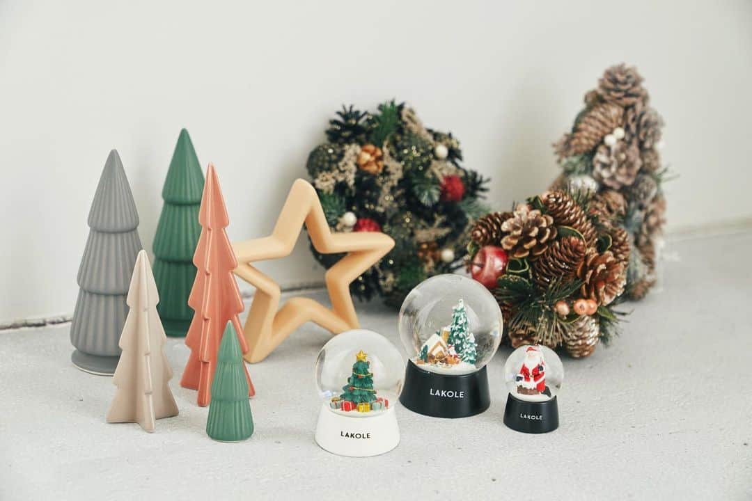 LAKOLE / ラコレさんのインスタグラム写真 - (LAKOLE / ラコレInstagram)「.﻿ #LAKOLE_GOODS﻿ ＼LAKOLEグッズで彩る、クリスマスの食卓／﻿ ﻿ スノードームやミニツリーを食卓に置いて、クリスマスムードを。﻿ 様々な素材感のものを組み合わせて、ミニクリスマスを作るのが今年のLAKOLEのおすすめ。﻿ ﻿ ﻿ #LAKOLE #ラコレ #アレもコレもラクに #クリスマスの食卓 #クリスマステーブルコーディネート #テーブルコーディネート #スノードーム #ミニツリー #陶器 #置物 #冬雑貨 #コスパ #プチプラ #プチプラ雑貨 #クリスマス支度 #クリスマス準備 #シンプルな暮らし #北欧インテリア #goods」12月10日 17時57分 - lakole_official