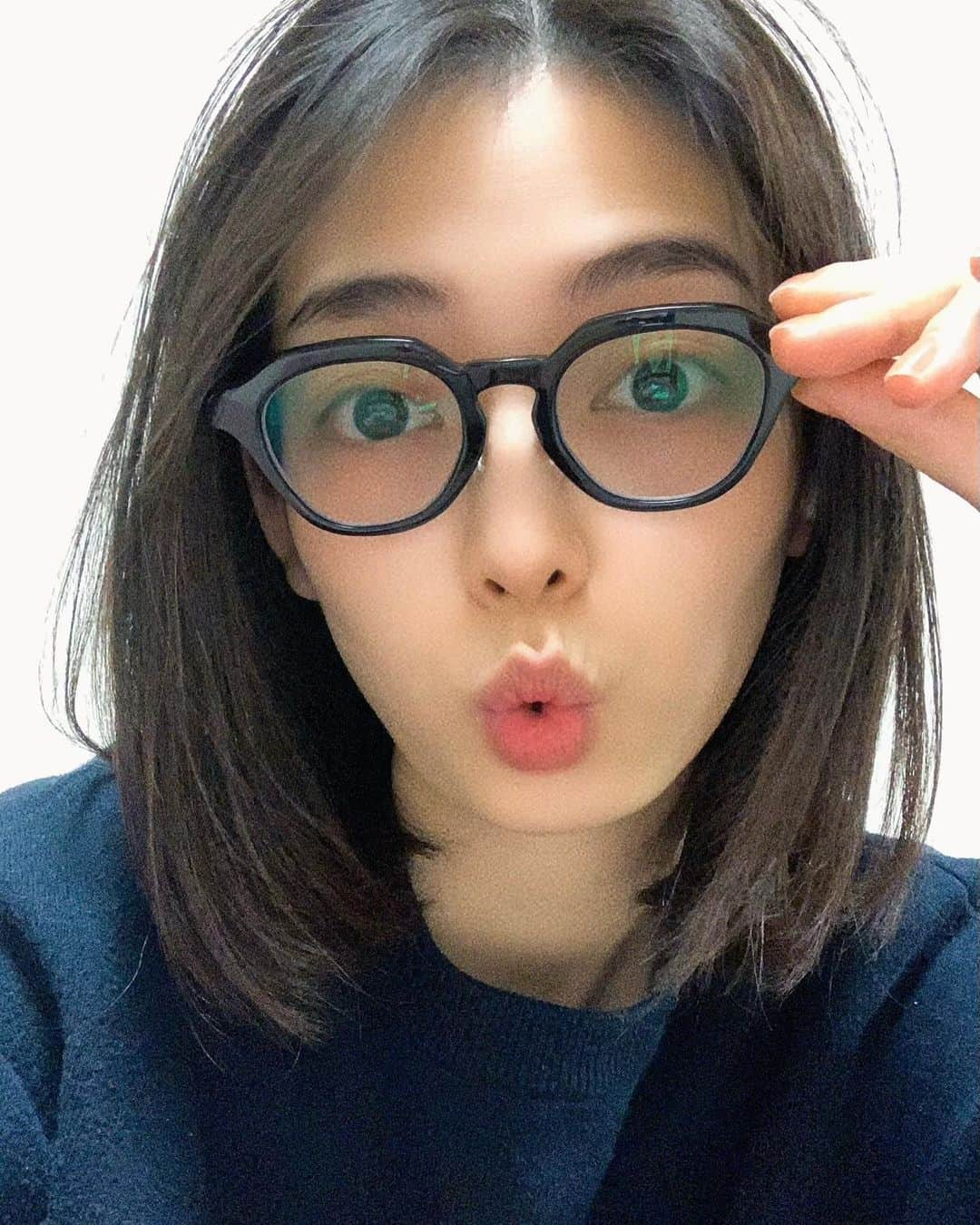 仲美咲さんのインスタグラム写真 - (仲美咲Instagram)「#黒縁めがね　を調達🤓 . 日本人に合わせた形で作られてるからとてもフィットしていてお気に入り❤︎ . 形は1番ベーシックなものにしたよ🕶 . #メガネ#メガネ女子#メガネコーデ#UVカット#コロナ対策#メガネ」12月10日 17時58分 - naka_misaki_