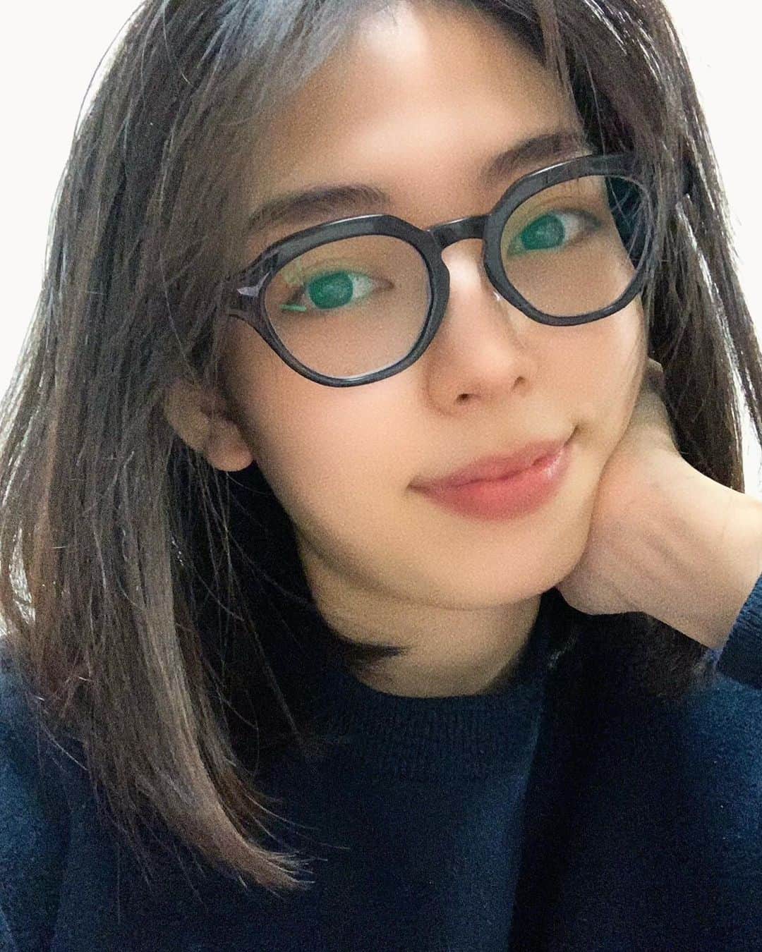 仲美咲のインスタグラム：「#黒縁めがね　を調達🤓 . 日本人に合わせた形で作られてるからとてもフィットしていてお気に入り❤︎ . 形は1番ベーシックなものにしたよ🕶 . #メガネ#メガネ女子#メガネコーデ#UVカット#コロナ対策#メガネ」