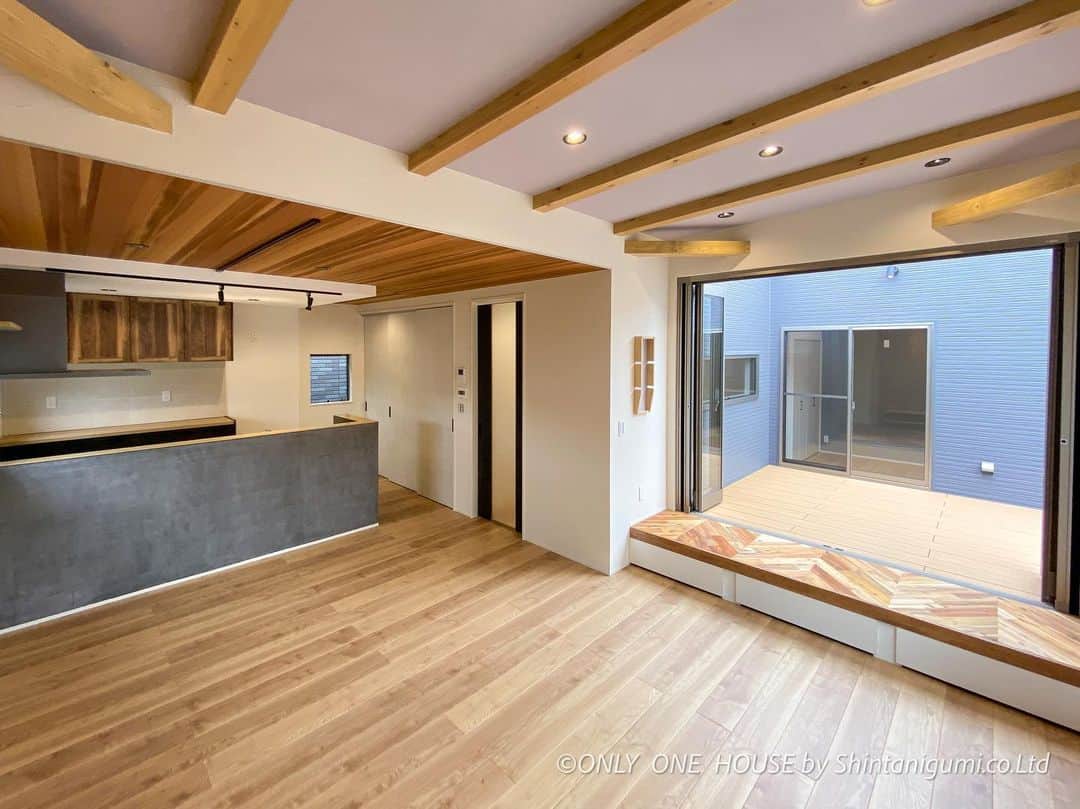 ONLY ONE HOUSE 株式会社 新谷組のインスタグラム：「#内覧会 情報📣♥  『青空に繋がる二階テラスのある家』 12月12日‐13日 開催します！！ 今回はお子様も楽しめるイベントも💛 〇ボールすくい 〇綿菓子  一般公開となっております！！ ※ご予約頂けるとスムーズにご案内できます( ¨̮ )♥  リビングから繋がるデッキは お昼は日向ぼっこ🌞 夜は星の観察など使い方は自由💛  是非お越しください😎  InstagramのDM、HP、お電話にて ご予約承ります☏💌💭  ⚀ 本社TEL  0770-78-1255 ⚁ 事務所TEL  0770-59-2552 ⚂ E-Mail  shintanigumi@outlook.jp ⚃ 新谷組HP  http://www.shintanigumi.jg .  #新谷組#おおい町#舞鶴市#高浜町#小浜市#敦賀市#若狭町#美浜町#新築#一戸建て#外構工事#改修工事#シンプルライフ#マイホーム#マイホーム計画#注文住宅#デザイン住宅#自由設計#工務店#金属サイディング#無垢材#家事楽動線#家づくり #家事動線 #こだわりの家 #インナーガレージ」