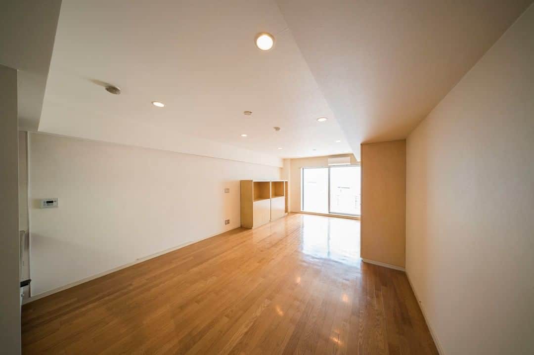 せたがやクラソンのインスタグラム：「『ゆっくりほどよく、三茶暮らし 403』﻿ ﻿ ・東急田園都市線三軒茶屋駅 徒歩3分 ・14万円・39.47㎡・1R ___________________________________________________________________﻿  緑のタイルと青の鉄格子、そしてエントランスに立つ植栽がさわやかな印象を与える外観。 この建物の3階が今回ご紹介するお部屋です。  お部屋はワンルーム。18.2帖のリビングダイニングは、窓が一面しかありませんが、 陽射しがしっかり入ってくるのは南向きのおかげ。 内装はぴかぴかのフローリングにまっしろな壁。 アイテムには木が多様され、あたたかくすっきりとした印象。  窓際にベッドを置いて、中央にはテーブルとソファを配置。 ワンルームだとお部屋のレイアウトが難しそうかもしれませんが、 ソファーの幅やテーブルの大きさをあまり気にせず、気に入ったものが自由に置けそう。 気分によってころころとレイアウトを変えやすいのもワンルームのいいところ！  そしてこのお部屋。かわいい木製の収納があります。 稼働式のこちらの収納には、食器類や小さめのテレビなどがすっぽりおさまります。  そしてこのクローゼットは大容量〜！ 真ん中と右のクローゼットは洋服に。 左は掃除機や生活用品のストックなど、奥行きのある収納で楽々入りそうです。  休日はあんまり遠出せず、三軒茶屋でランチを食べて、すこしゆっくり。 商店街を歩いて地元の野菜やお魚お肉を買い込んで、ほどよく疲れたらお部屋に帰る。 三軒茶屋の中心で、ゆっくりほどよく暮らすの、いいかも。  ▼この物件の詳細、﻿ そのほかのお部屋はプロフィールのリンクから﻿ @setagayakurasson﻿ ___________________________________________________________________﻿ ﻿ 「オンラインでお部屋探し」スタートしました！ ご相談お待ちしております。 ﻿ ﻿https://setagayakurasson.com/online _____________________________________________________________________﻿ ﻿ #せたがやクラソン #せたがやンソン #賃貸 #お部屋探し #オンラインお部屋探し #引っ越し #内見 #部屋 #ワンルーム #ひとり暮らし #ふたり暮らし #好きな街 #暮らしを楽しむ #キッチン #家具 #世田谷 #賃貸インテリア #リノベーション #コンシェルジュ #世田谷のお部屋探し  #田園都市線 #三軒茶屋 #三茶 #暮らしを楽しむ #ワンルーム #レイアウト #フローリング  #木製家具  #三茶ランチ  #植栽」