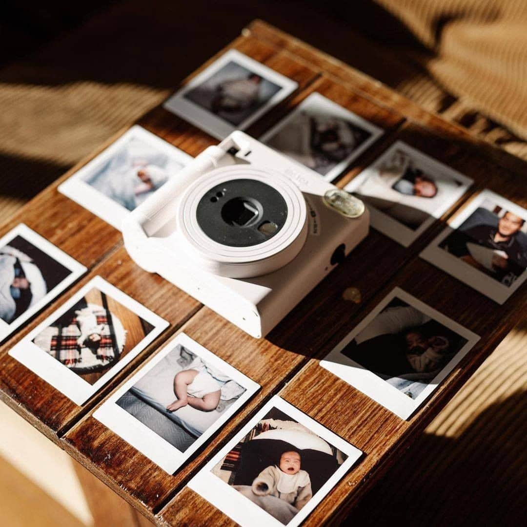 Fujifilm instaxさんのインスタグラム写真 - (Fujifilm instaxInstagram)「﻿ ﻿ 【大切な時間、チェキで残そう】﻿ ﻿ 近ごろ、1日1枚お子さんの写真をチェキで残しているという @kumiko_takada1209 さん。﻿ 普段スマホやデジカメでたくさん撮影するけれど、撮った写真がその場でジュワ―ッと浮かびあがってくるチェキのアナログ感がたまらないとのこと。﻿ ﻿ お使いいただいている“instax SQUARE SQ1”は、明るさオート機能がついているので室内でも明るく撮れ、可愛らしいスクエアフォーマットが魅力♪﻿ ﻿ クリスマスなどのイベントを楽しむグッズとしてプレゼントにもおすすめです🎁﻿ ﻿ チェキなら、大切な人との思い出が形になって残るので手に取って振り返ることができますよ📸﻿ ﻿ Special Thanks💐﻿ @kumiko_takada1209﻿ ﻿ ---------------- ﻿ チェキで撮影した写真に当アカウントのタグ付を行い、#チェキ  #instax を付けて投稿してください📷✨ ﻿ 素敵な写真は、本アカウントにてご紹介をさせて頂きます！﻿  あなたの#チェキ活用術 も募集中です🌟 ﻿ ----------------﻿ ﻿ #チェキ #instaxlife  #instax #instaxcamera #インスタックス #FUJIFILM #富士フイルム #チェキのある生活 #マイチェキ  #フィルムカメラに恋してる  #置き画くら部 #クリスマスプレゼント #プレゼント #成長記録 #instaxSQUAREsq1  #スクエアチェキ #生後2ヶ月  #ベビママ #家族写真 #子供のいる暮らし #filmphotography #写真好きな人と繋がりたい﻿ ﻿ ﻿」12月10日 18時00分 - cheki_instax