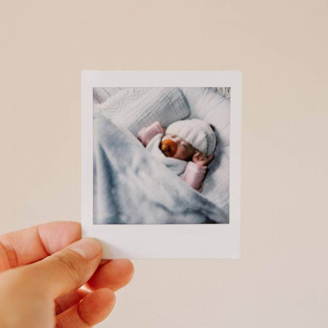 Fujifilm instaxさんのインスタグラム写真 - (Fujifilm instaxInstagram)「﻿ ﻿ 【大切な時間、チェキで残そう】﻿ ﻿ 近ごろ、1日1枚お子さんの写真をチェキで残しているという @kumiko_takada1209 さん。﻿ 普段スマホやデジカメでたくさん撮影するけれど、撮った写真がその場でジュワ―ッと浮かびあがってくるチェキのアナログ感がたまらないとのこと。﻿ ﻿ お使いいただいている“instax SQUARE SQ1”は、明るさオート機能がついているので室内でも明るく撮れ、可愛らしいスクエアフォーマットが魅力♪﻿ ﻿ クリスマスなどのイベントを楽しむグッズとしてプレゼントにもおすすめです🎁﻿ ﻿ チェキなら、大切な人との思い出が形になって残るので手に取って振り返ることができますよ📸﻿ ﻿ Special Thanks💐﻿ @kumiko_takada1209﻿ ﻿ ---------------- ﻿ チェキで撮影した写真に当アカウントのタグ付を行い、#チェキ  #instax を付けて投稿してください📷✨ ﻿ 素敵な写真は、本アカウントにてご紹介をさせて頂きます！﻿  あなたの#チェキ活用術 も募集中です🌟 ﻿ ----------------﻿ ﻿ #チェキ #instaxlife  #instax #instaxcamera #インスタックス #FUJIFILM #富士フイルム #チェキのある生活 #マイチェキ  #フィルムカメラに恋してる  #置き画くら部 #クリスマスプレゼント #プレゼント #成長記録 #instaxSQUAREsq1  #スクエアチェキ #生後2ヶ月  #ベビママ #家族写真 #子供のいる暮らし #filmphotography #写真好きな人と繋がりたい﻿ ﻿ ﻿」12月10日 18時00分 - cheki_instax