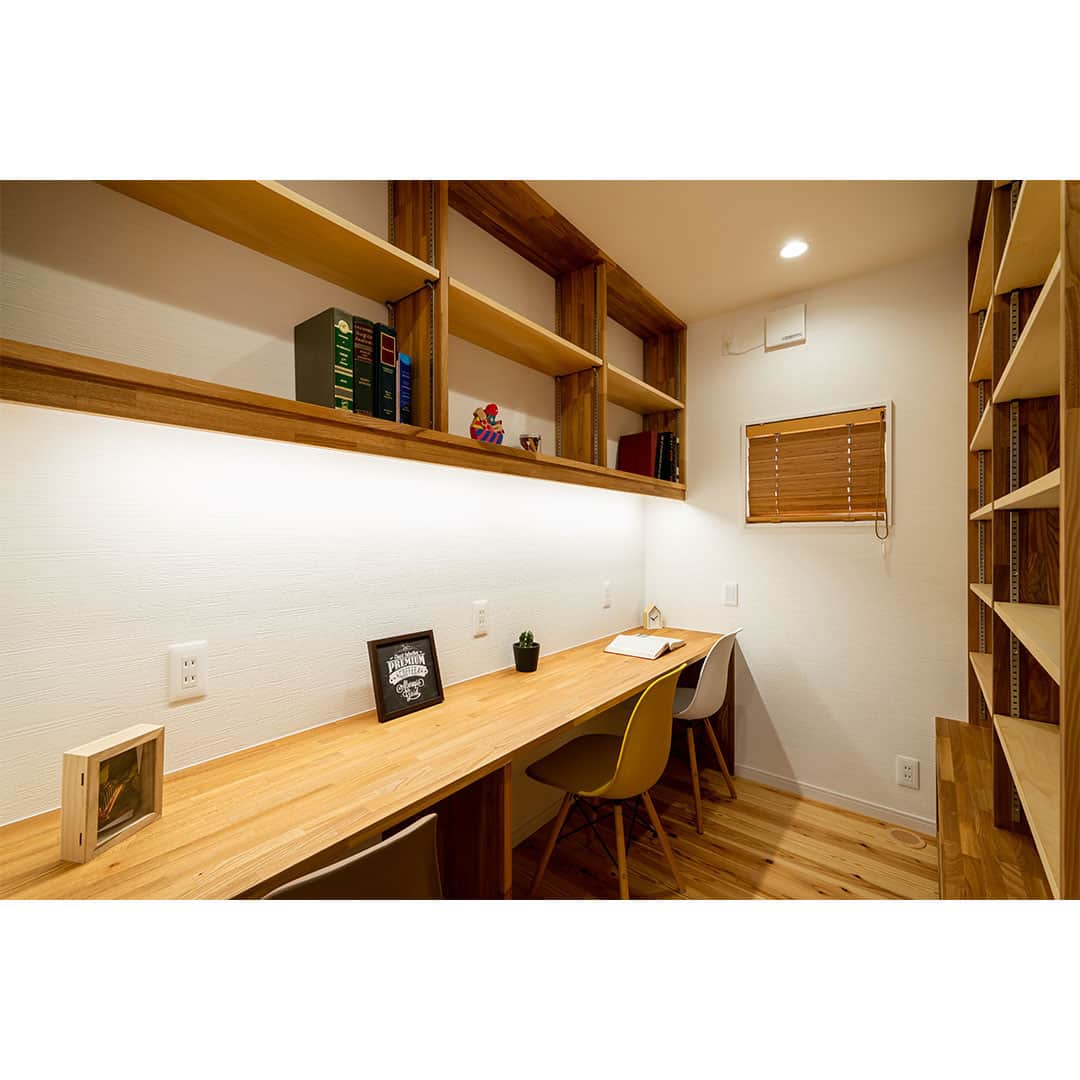 ココチエ建築設計株式会社さんのインスタグラム写真 - (ココチエ建築設計株式会社Instagram)「.⁣ 壁一面が本棚になっている書斎兼勉強部屋。⁣ 区切られて完全な個室になるので集中して取り組むことができます。⁣ カウンター上にはコンセントもあるので、リモートワークにも大活躍です。⁣ ⁣ - 設計士とつくる高性能デザイン住宅﻿⁣ - ココチエ一級建築士事務所﻿⁣ ＿＿＿＿＿＿＿＿＿＿＿＿＿＿＿﻿⁣ ﻿⁣ 他にも沢山のおうちをホームページでご紹介しています。﻿⁣ @cocochie_style からご覧ください！﻿⁣ ＿＿＿＿＿＿＿＿＿＿＿＿＿＿＿﻿⁣ ﻿⁣ ココチエ一級建築士事務所﻿⁣ https://cocochie-co.com/﻿⁣ ﻿⁣ contact﻿⁣ TEL・0263-87-5648﻿⁣ Mail・info-mail@cocochie.com﻿⁣ ﻿⁣ Address﻿⁣ 長野県安曇野市三郷温4614-1﻿⁣ ＿＿＿＿＿＿＿＿＿＿＿＿＿＿＿﻿⁣ #cocochie﻿⁣ #住むを楽しむ﻿⁣ ﻿⁣ #建築士事務所 #高性能住宅 #エクステリア #新築一戸建て #マイホーム #インテリア #暮らしを楽しむ #ていねいな暮らし #こだわりの家 #家づくり #デザイン住宅長野 #デザイン住宅松本 #デザイン住宅安曇野 #注文住宅松本 #注文住宅長野 #松本 #安曇野 #信州 #書斎兼勉強部屋 #気兼ねせずにリモートワークできる部屋 #時間を忘れて集中できる場所 #本に囲まれて暮らす #松本で平屋に暮らす」12月10日 18時00分 - cocochie_style