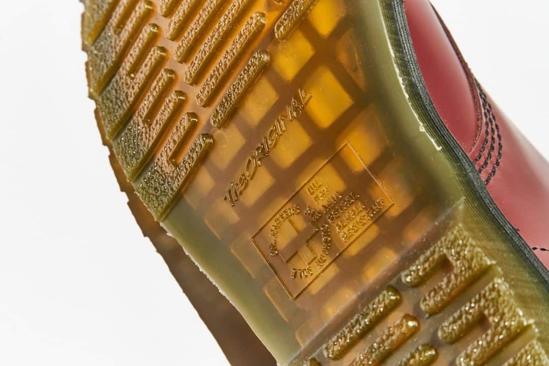 2ndSTREET/セカンドストリートさんのインスタグラム写真 - (2ndSTREET/セカンドストリートInstagram)「【読みどころ】knowbrand magazine 「1460 8EYE BOOT 8 アイレットブーツ」。ストリートのユースカルチャーと結びついた 〈Dr.Martens ドクター・マーチン〉の不朽のアイコン。   #セカンドストリート #セカスト #2ndstreet #リユース #reuse #ユーズド #used #古着 #ブランド古着 #knowbrandmagazine #fashion #culture #drmartens #ドクターマーチン」12月10日 18時00分 - 2ndstreet_official