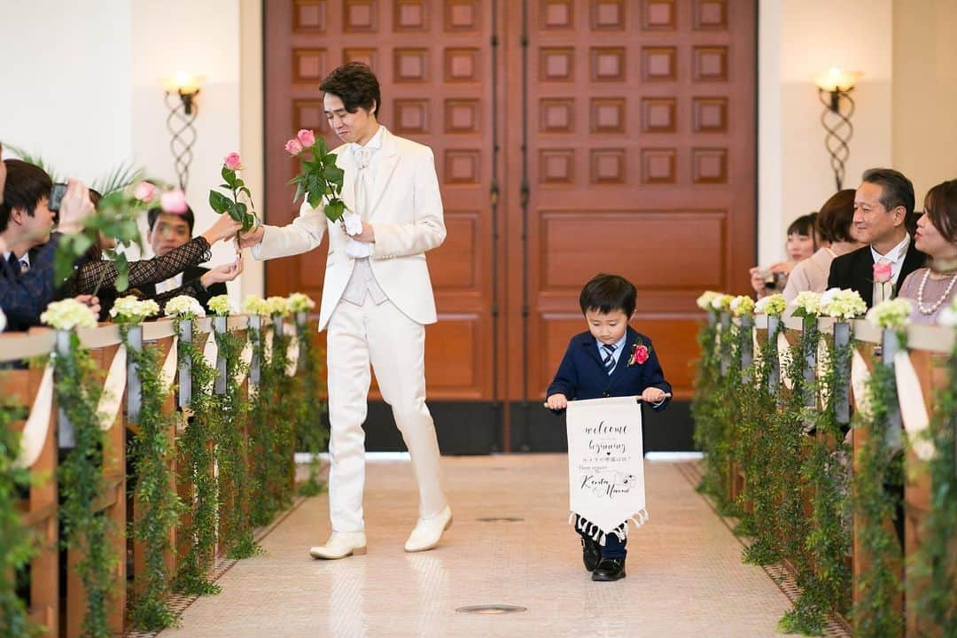 富山結婚式 ヴィラグランディス富山のインスタグラム：「. . . 今日は、 #フラッグボーイ のご紹介🌟 フラッグボーイとは、「これから新郎新婦が入場するよ！」と書かれたフラッグを持ち2人の入場を知らせてくれる演出👧👦❤️ . とても可愛らしくて、お二人の緊張をきっと和らぎますのでぜひ取り入れてみてはいかがでしょうか？☺️ . . . . . #ヴィラグランディス富山 他の写真も気になる方はプロフィールから 公式HPをご覧ください▶︎▶︎▶︎」