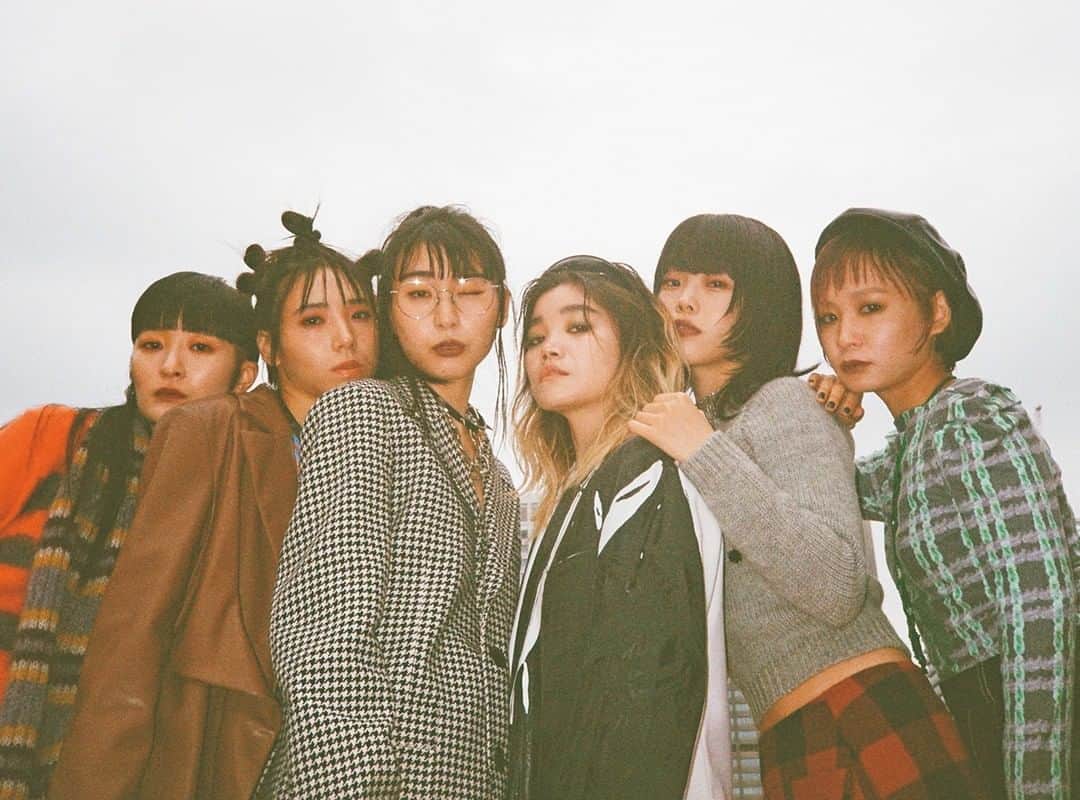のインスタグラム：「BiSH、パンクな気持ちでどこまでも 今までの概念を全て覆し、いつでも我々に驚きを与え続けてくれる、まさに新時代のニューアイコン、BiSH。NYLON guys流ニューパンクエレガントファッションを一瞬でモノにし、果敢に撮影に挑む彼女たちに、私たちは問答無用で引き込まれた。 そして、この先BiSHが不満だらけの世の中をぶっ壊し、さらなる自由を追い求めた新時代へと引っ張っていってくれる。そう確信した。私たちは、パンクな心をずっと忘れない。  photographer @udai65 styling @aisuganuma  hair @tsubasadicky makeup @naoyossii  model @lingling_lingling_bish @cc_chittiii_bish @ayunid_official  #nylonjapan #nylonjp #nylonguysjapan #BiSH #fashion #covergirls #iconforever #caelumjp」