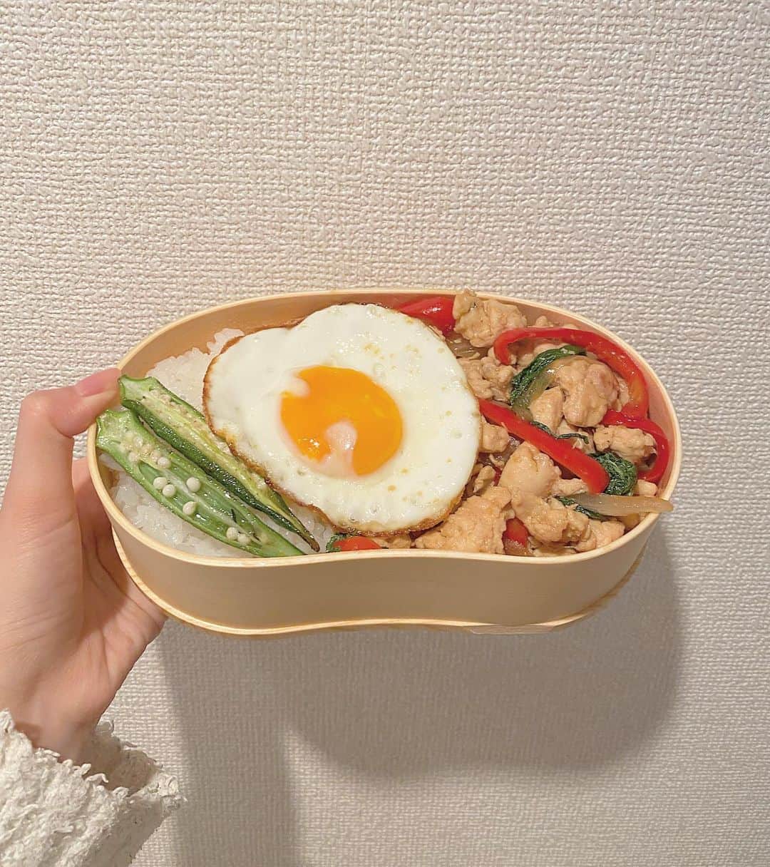 宮本侑芽のインスタグラム：「.  あああああ今日も楽しかった！！！ お仕事たのすぃぃいぁあぃぃいぁぃ！！！！  築地の鶏肉屋さんで 雛鳥のコマ肉が美味しそうだったから 買ってたもので #ガパオ弁当 つくったよん♡  いつも鶏ミンチで作ってるけど コマ肉でもゴロゴロ食べれて美味しい😋  オクラのお味は 大好きなクレイジーソルトでっす。  でも冬になったから 外で食べるの寒いな〜〜 室内で食べられるところ探そっと🤨  #ガパオのバジルは紫蘇で代用 #侑飯 #お弁当 #宮本侑芽」