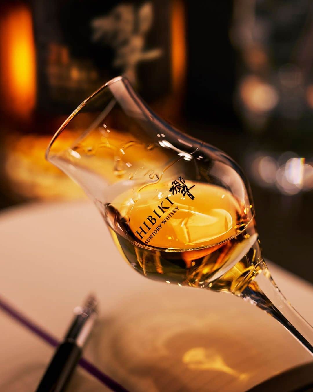 響 | SUNTORY WHISKY HIBIKIさんのインスタグラム写真 - (響 | SUNTORY WHISKY HIBIKIInstagram)「. HIBIKI TIME　～二十四節気・大雪～　  スワリングして確かめるのは、ウイスキーが携えるたおやかな粘度 Swirl the glass to see the graceful viscosity of the whisky.  #hibiki #響 #二十四節気 #24seasons #大雪 #taisetsu #冬 #winter #テイスティング #tasting #テイスティングノート #tastingnotes #ウイスキーの涙 #レッグ #whiskylegs #テイスティンググラス #tastingglass」12月10日 18時01分 - suntorywhisky_hibiki