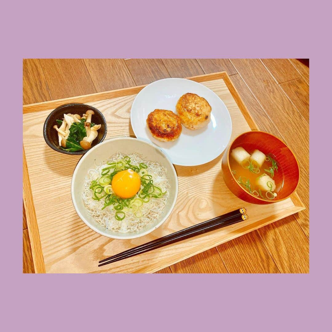 福島雪菜さんのインスタグラム写真 - (福島雪菜Instagram)「今日の晩ごはん( ˶˙ᵕ˙˶ ) * ✧豆腐入りつくね ✧麩のお味噌汁 ✧ しめじとほうれん草のレモンじゃこ和え ✧ちりめんじゃこのご飯 ✧人参と大根の甘酢漬け * * #手料理❤️ #おうちごはん」12月10日 18時06分 - yukina_fukusima