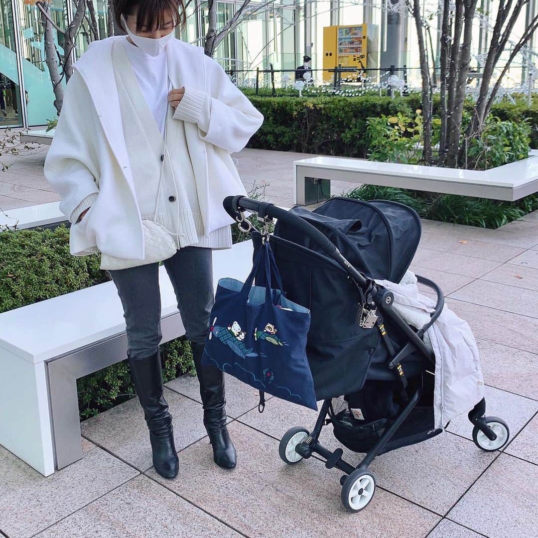 Hiromi Ｍaedaさんのインスタグラム写真 - (Hiromi ＭaedaInstagram)「最近出番多めなコート 冬になると白が着たくなる♡ ・ ・ そして毎年この時期だけは赤も無性に着たくなる🎅🎄 ・ 中に合わせたカーディガンはサイドにもボタンがついていて2wayで着れるところがお気に入り！🥰 ・ ・ outer,tops @blanc_official.jp #blancofficial bag @bottegaveneta #bottegaveneta shoes @jimmychoo #jimmychoo」12月10日 18時07分 - hiron953