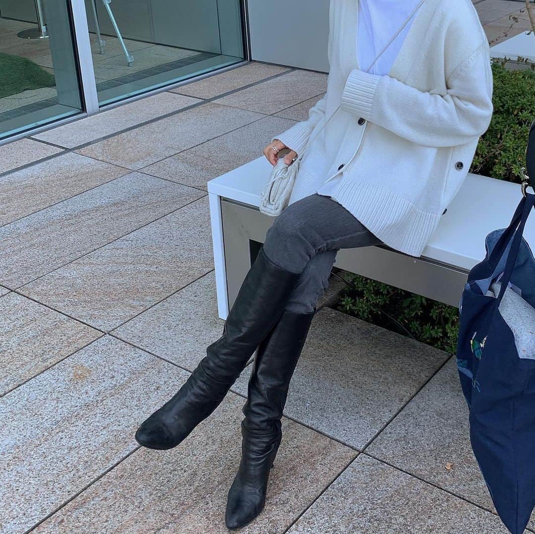 Hiromi Ｍaedaさんのインスタグラム写真 - (Hiromi ＭaedaInstagram)「最近出番多めなコート 冬になると白が着たくなる♡ ・ ・ そして毎年この時期だけは赤も無性に着たくなる🎅🎄 ・ 中に合わせたカーディガンはサイドにもボタンがついていて2wayで着れるところがお気に入り！🥰 ・ ・ outer,tops @blanc_official.jp #blancofficial bag @bottegaveneta #bottegaveneta shoes @jimmychoo #jimmychoo」12月10日 18時07分 - hiron953