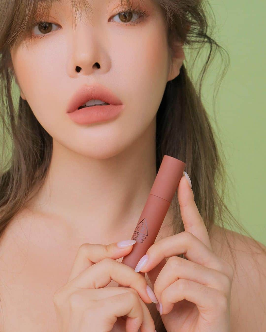 3CE Official Instagramさんのインスタグラム写真 - (3CE Official InstagramInstagram)「3CE BLURRING LIQUID LIP #NUDE_SCENE 핑크 빛이 감도는 따뜻한 누드 핑크 - A warm nude shade with a hint of pink #3CE #3CEBLURRINGLIQUIDLIP」12月10日 18時10分 - 3ce_official