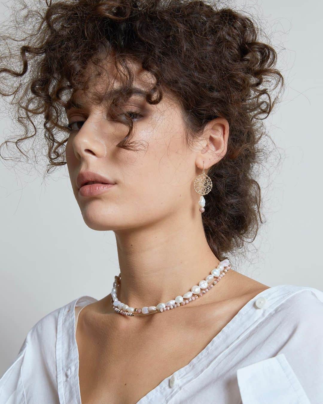 カレンウォーカーのインスタグラム：「Karen Walker Makers, restocked! Auckland jeweller @vania.co.nz has just finished more of her beautiful handmade rhodochrosite and baroque pearl pieces for us - available on karenwalker.com (link in profile) and in stores.」