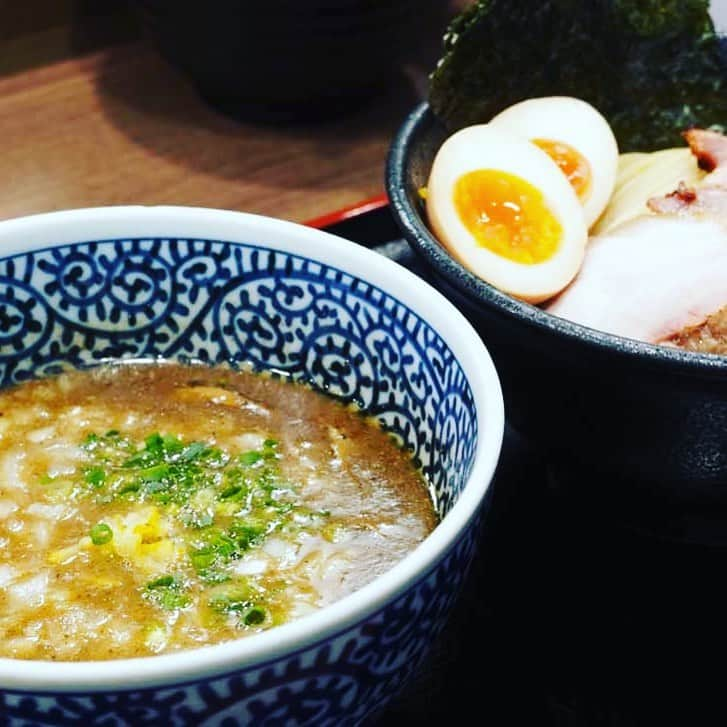 散歩の達人さんのインスタグラム写真 - (散歩の達人Instagram)「蒲田『煮干しつけ麺 宮元』の、特製極濃煮干しつけ麺。  記事「ラーメンフリーク店主渾身の一杯！蒲田『煮干しつけ麺 宮元』で濃厚煮干し系をガッツリ味わう」より。  #散歩の達人 #さんたつ #蒲田 #蒲田グルメ #蒲田ラーメン #蒲田つけ麺 #グルメ #ラーメン #つけ麺 #煮干し系」12月10日 18時21分 - san_tatsu