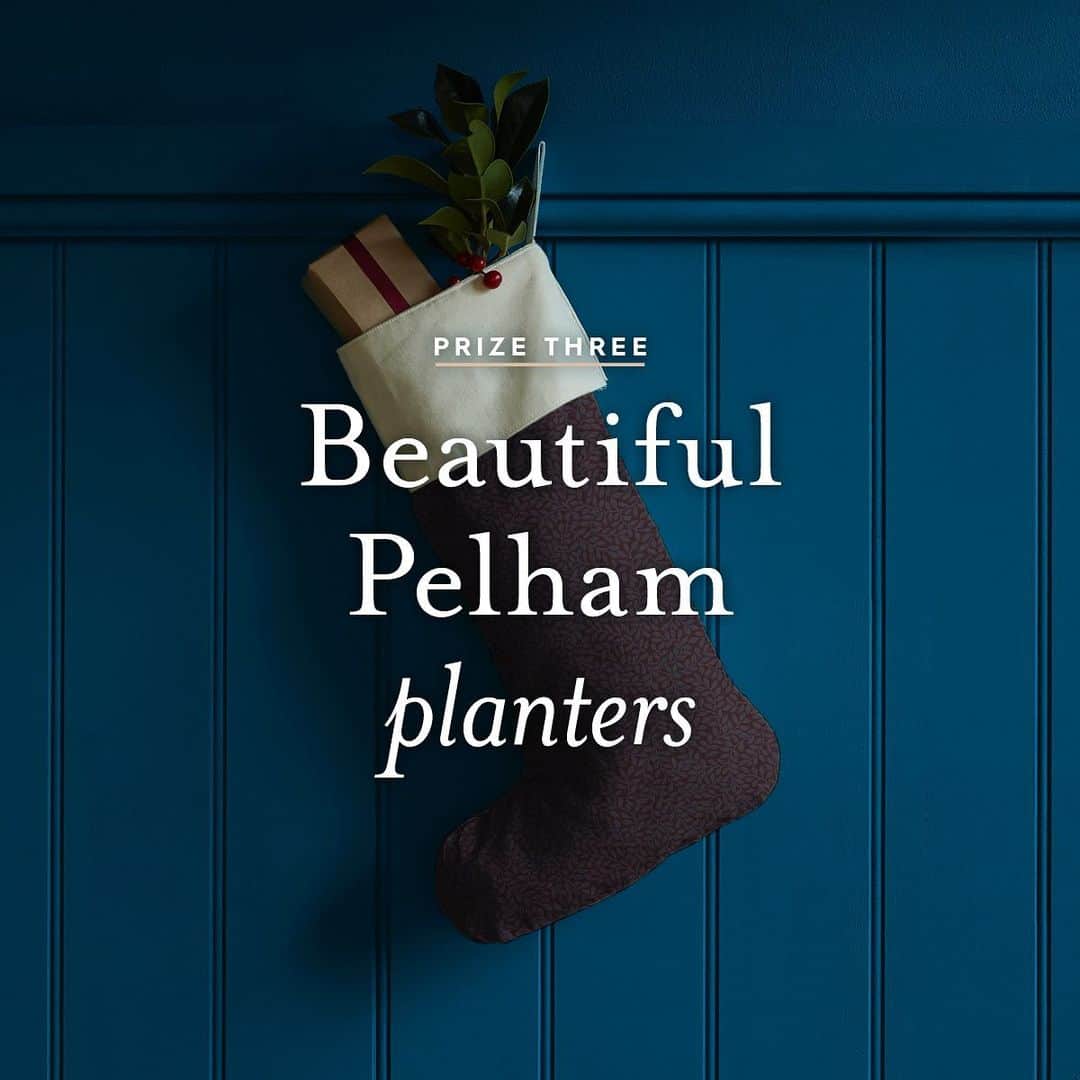 ローラアシュレイのインスタグラム：「THE LAURA ASHLEY CHRISTMAS GIVEAWAY 🎁 Swipe to see what’s inside our next festive stocking…  To brighten up your garden, today we’re giving you the chance to win a beautiful set of Laura Ashley Plant Pots in our iconic Pelham print.   To enter, simply: 1. Follow @lauraashleyuk 2. Like this post 3. Comment below telling us what you would plant in these lovely planters  For extra entries, tag your friends in the comments & share this post on your stories!  #BringingChristmasHome  T&Cs apply. UK only. Competition ends at 23:59 GMT on 13/12/20. 1 winner will be announced on 14/12/20.」