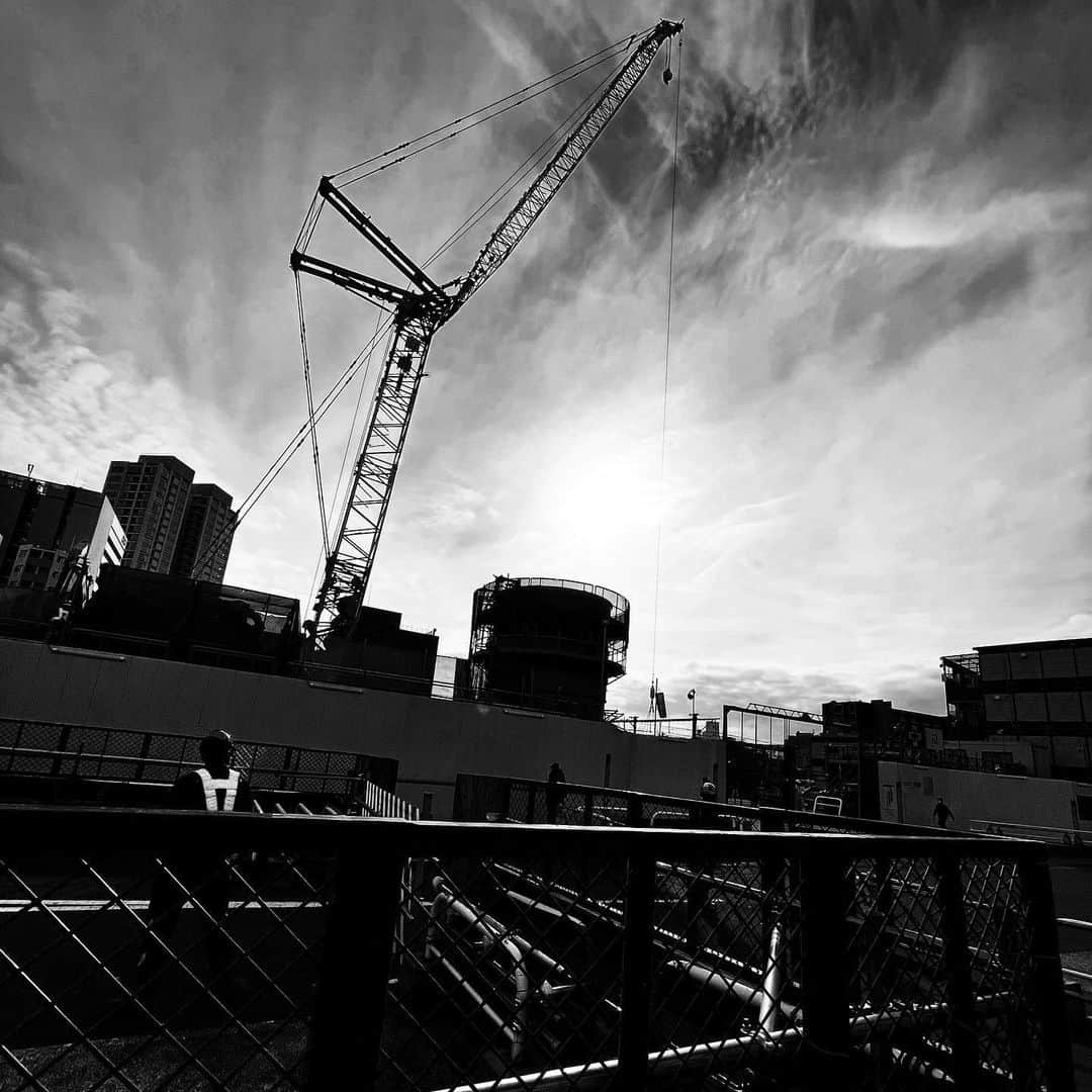 naotakeのインスタグラム：「工事中 - Men at work / iPhone 12 Pro Max & Snapseed, 20201211 . . 早朝の新幹線に乗り、新横浜を過ぎたあたりで意識を失い、気が付いたら姫路城とご対面。 . . #spicollective #royalsnappingartists #infamous_family #rsa_main #infinity_photo_cult #2_fineart #jp_gallery_member #jp_gallery_bnw #trb_bnw #wp_bnw  #bnw_life #bnwlife_member #bnw_life_shots #bnw_captures #world_bnw #top_bnw #team_jp_ #team_jp_モノクロ #ig_energy_bw #ig_nihon #streetphotographybnw #igersjp #blackandwhite #bnw #bnwphoto #monochrome #bw #bnwphotography #ShotOniPhone #shotoniphone12promax」