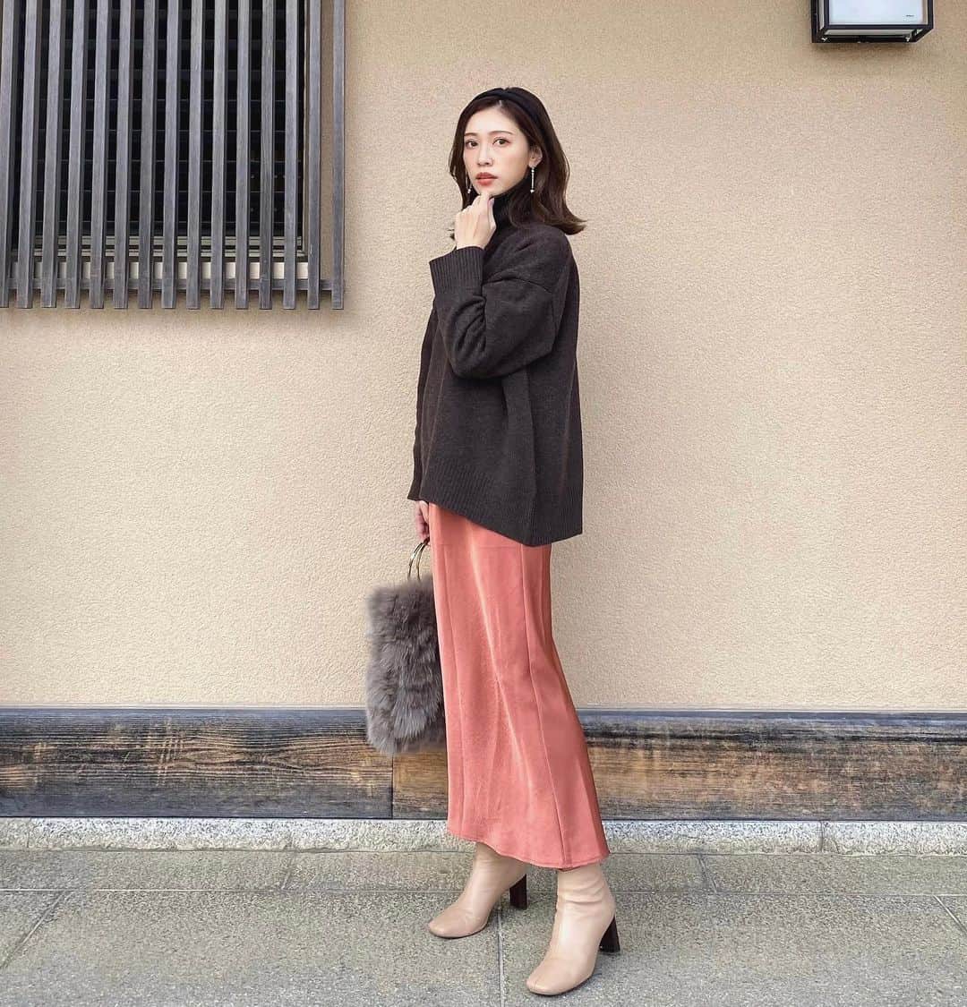 石黒美帆のインスタグラム：「*﻿ 軽くて暖かい🧡﻿ 何よりカラーが絶妙で使えるニット。﻿ サテンワンピースの上からゆるっと着ています🧸﻿ ﻿ これ @stylevoice_official と @_asami_nakamura_ さんのコラボアイテム！他のアイテムもとても可愛かった🥺﻿ ﻿ @usagionline  @jadorejunonline からも買えるそうです♪﻿ ﻿ ﻿ ヘアは先週 @tsubasa__hasegawa さんにメンテナンスをお願いしてきたのですが、トリートメントのおかげで髪が柔らかい質感に✨カラーも秋らしくお気に入り。﻿ ﻿ ﻿ #fashion#fashionstyle#fashiongram#instafashion#outfit#ootd#dailylook#stylevoice#akte#패션#오오티디#ファッション#コーデ#秋コーデ#秋服#タートルネック#アクテ#サテンワンピース#サテン#カチューシャ#ヘアメンテナンス」