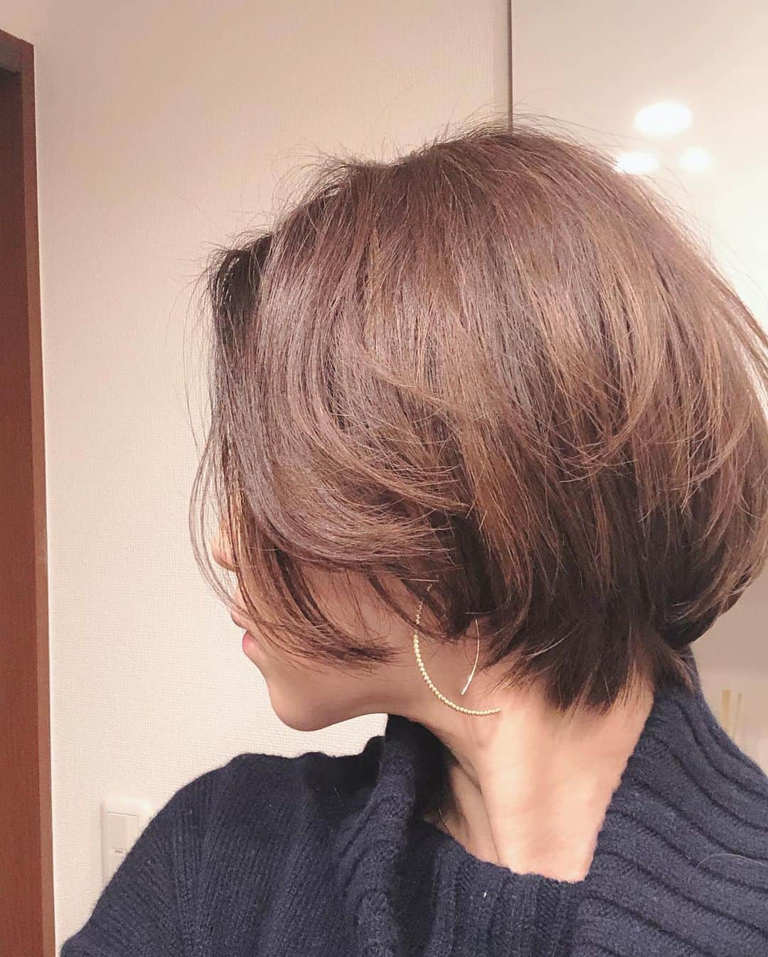 月央和沙さんのインスタグラム写真 - (月央和沙Instagram)「髪切りました✂️✨  . 久々の美容院で、緊張しました‼️笑 .  #乾かすのが面倒になってきたのと #気分転換のため #断髪 #結構短め #久々に自撮りしたな #3枚目は切る前」12月10日 18時18分 - kazusa_tsukio
