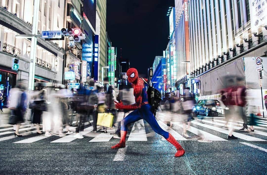 Japanese Spidermanのインスタグラム：「・ 先日、久しぶりに銀座でスパイダーマンになり、ヒーロー心に少し🔥がついてしまった。 ・ 仕事ばかりしてたら駄目だね(T_T) ・ さて、そろそろクリスマス🎄🤶。 またプレゼント企画を考えてます🎁 ・ 選定基準等、アイディアをいたただければ嬉しいです。 ・ ※コメント下さい。全て返答致します。 ・ #週末ヒーロー #スパイダーマン#マーベル#アベンジャーズ#クリスマス#プレゼント#ヒーロー#銀座#夜景#一眼レフ#サンタクロース#コスプレ#spiderman#marvel#avengers#cosplay#cos#night#プレゼント企画#サラリーマン#子供#ginza」