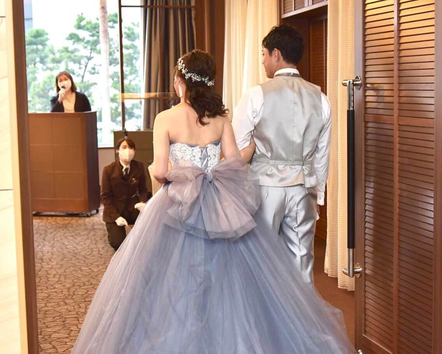 のインスタグラム：「#スマ婚レポ をご紹介します✨  【関東】#ホテルウェディング  【会場】#東京ベイ舞浜ホテル  【挙式】2020年11月 【人数】ゲスト20名～29名  ご親族と親しい友人を招いてのご結婚式💍 こちらのチャペルは眼前に広がる景色が魅力です⛪ ご披露宴ではご友人からのメッセージムービーに 思わず涙も…😢✨ アットホームで和気あいあいとしたご結婚式でした💕  📝 【衣装】すべて#スマ婚ドレス でレンタル 【ホワイトブーケ】スマ婚プラン内（クラッチブーケ） 【ケーキ】スマ婚プラン内 【装花】Sweetデザイン（ホワイト）  －－－－－－－－－－－－－－－－－－ どうしてスマ婚を選んだの？ スマ婚のメリットは？ プランに含まれている内容で十分だった？ …など、 #スマ婚花嫁 さまにインタビューして 【ウェディングレポート】を作成しております📋 @smakon_official  プロフィールTOPのURL→ウェディングレポート にてご覧ください💡 －－－－－－－－－－－－－－－－－－  #スマ婚 #結婚式 #プレ花嫁 #式場探し #プレ花嫁準備 #結婚式準備 #披露宴演出 #プレ花嫁さんと繋がりたい #全国の花嫁さんと繋がりたい #2020秋婚 #2020冬婚 #2021春婚 #2021夏婚 #2021秋婚 #関東花嫁 #東海花嫁 #関西花嫁 #千葉花嫁 #スマ婚花嫁 #スマ婚レポ #卒花嫁レポ #結婚式準備レポ #卒花レポ #カラードレス #タッセルイヤリング #フラワーシャワー #プロフィールムービー」