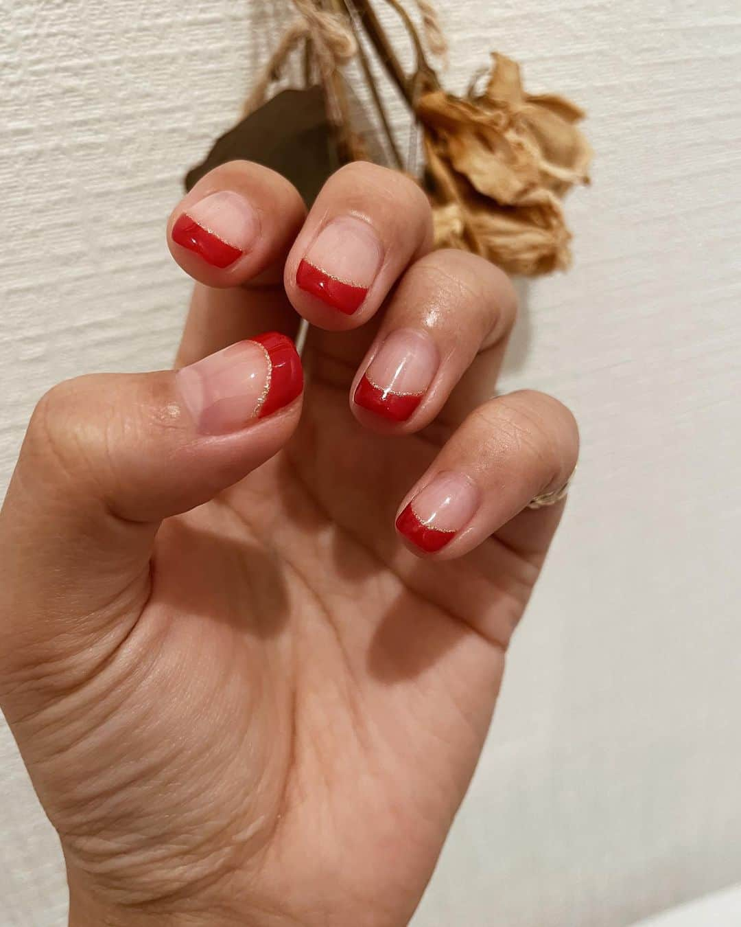 Shioneのインスタグラム：「New Nail💅🌹 ㅤㅤㅤㅤㅤㅤㅤㅤㅤㅤㅤㅤㅤ クリスマスらしく赤フレンチにゴールドライン🎄❤️ ㅤㅤㅤㅤㅤㅤㅤㅤㅤㅤㅤㅤㅤ 季節にちなんだネイルとかファッションにするのすごく好き❄️🤎 ㅤㅤㅤㅤㅤㅤㅤㅤㅤㅤㅤㅤㅤ  #instagood #instalove #instagram #nail #ネイルサロン #ネイル  #お気に入り #💓 #💅 #フレンチネイル #冬ネイル #shii_nail🌹#ジェルネイル  #instagram  #ヘアカット  #japan  #メイク  #YouTube  #cosmetics #love #me #makeup  #fashion #メイク動画  #メイク #コスメ #youtuber #youtube #クリスマスネイル #赤ネイル #Christmasnail」