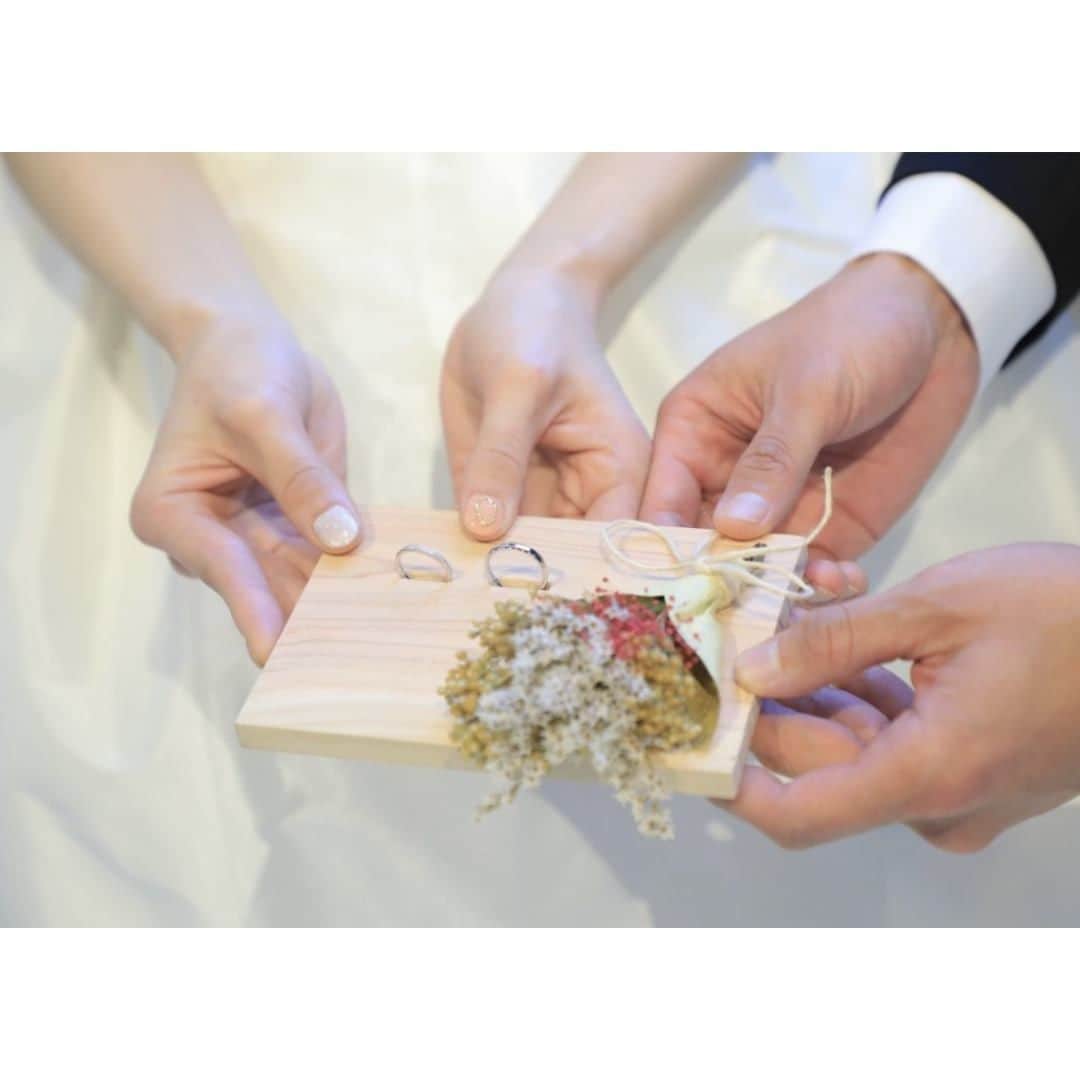 Wedding Park 公式さんのインスタグラム写真 - (Wedding Park 公式Instagram)「💐TODAY’s PICK UP ハナレポ💐  こんばんは！ ウエディングパークのハナレポ編集部です💁‍♀️  今日のピックアップは、 @k.cafeac12さまのハナレポ👰  遠方からのゲストも多くいらっしゃるということで アクセスやおもてなしには徹底的にこだわった！というお二人。 お色直しの時間も退屈してほしくない！と デザートビュッフェを行ったり、 再入場ではピンキーダンスを踊ったりと ゲストへの気持ちがたっぷり詰まった式だった様子が伝わります！ 雰囲気の全く違う、洋装前撮りと和装前撮りもとっても素敵です♡  ＜この式場を決めたポイント＞ アクセスも良く、ホテルも同じビル内にあること ナチュラルな会場に一目惚れ♡  💒この結婚式場を詳しく ラグナヴェール広島（広島） https://www.weddingpark.net/00001ea5/  💍この結婚式についてもっと詳しく ▼@k.cafeac12さまのハナレポ♡ https://www.weddingpark.net/hanarepo/8614/  ーーーーーー #ベストハナレポ にエントリーしよう👑  @weddingpark をフォロー ＋#ベストハナレポ をつけて 投稿してください♡  ベストハナレポに選ばれた花嫁さまは 月末に表彰投稿をさせていただいています♩  たくさんのご参加お待ちしています！  ーーーーーー #プレ花嫁 #式場探し#2020婚 #2021婚 #2020冬婚 #2021春婚 #ちーむ2020 #日本中のプレ花嫁さんと繋がりたい #結婚式 #結婚式準備 #結婚準備 #プロポーズ #ウエパ #ウエディングパーク#ハナレポ#ラグナヴェール広島 ーーーーーー"」12月10日 18時30分 - weddingpark