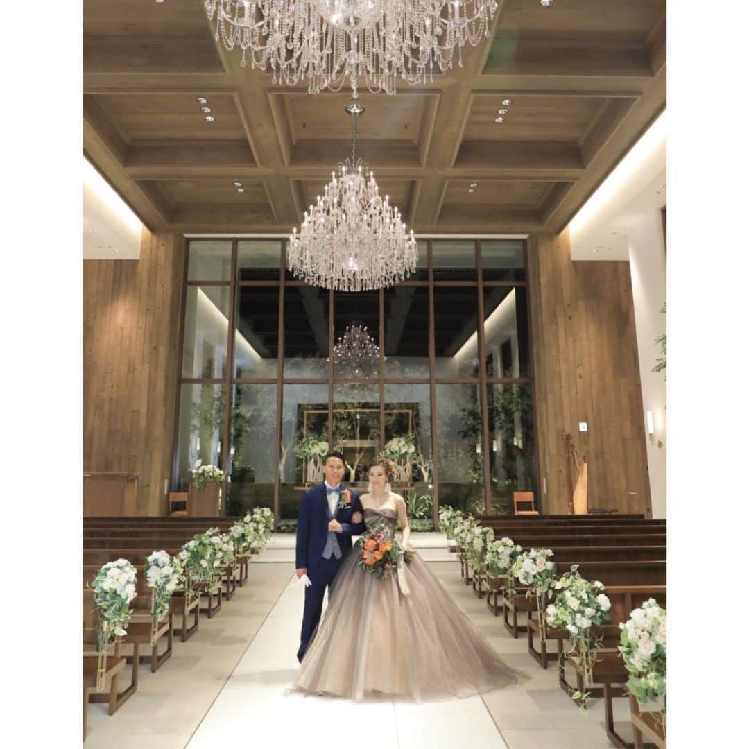 Wedding Park 公式さんのインスタグラム写真 - (Wedding Park 公式Instagram)「💐TODAY’s PICK UP ハナレポ💐  こんばんは！ ウエディングパークのハナレポ編集部です💁‍♀️  今日のピックアップは、 @k.cafeac12さまのハナレポ👰  遠方からのゲストも多くいらっしゃるということで アクセスやおもてなしには徹底的にこだわった！というお二人。 お色直しの時間も退屈してほしくない！と デザートビュッフェを行ったり、 再入場ではピンキーダンスを踊ったりと ゲストへの気持ちがたっぷり詰まった式だった様子が伝わります！ 雰囲気の全く違う、洋装前撮りと和装前撮りもとっても素敵です♡  ＜この式場を決めたポイント＞ アクセスも良く、ホテルも同じビル内にあること ナチュラルな会場に一目惚れ♡  💒この結婚式場を詳しく ラグナヴェール広島（広島） https://www.weddingpark.net/00001ea5/  💍この結婚式についてもっと詳しく ▼@k.cafeac12さまのハナレポ♡ https://www.weddingpark.net/hanarepo/8614/  ーーーーーー #ベストハナレポ にエントリーしよう👑  @weddingpark をフォロー ＋#ベストハナレポ をつけて 投稿してください♡  ベストハナレポに選ばれた花嫁さまは 月末に表彰投稿をさせていただいています♩  たくさんのご参加お待ちしています！  ーーーーーー #プレ花嫁 #式場探し#2020婚 #2021婚 #2020冬婚 #2021春婚 #ちーむ2020 #日本中のプレ花嫁さんと繋がりたい #結婚式 #結婚式準備 #結婚準備 #プロポーズ #ウエパ #ウエディングパーク#ハナレポ#ラグナヴェール広島 ーーーーーー"」12月10日 18時30分 - weddingpark